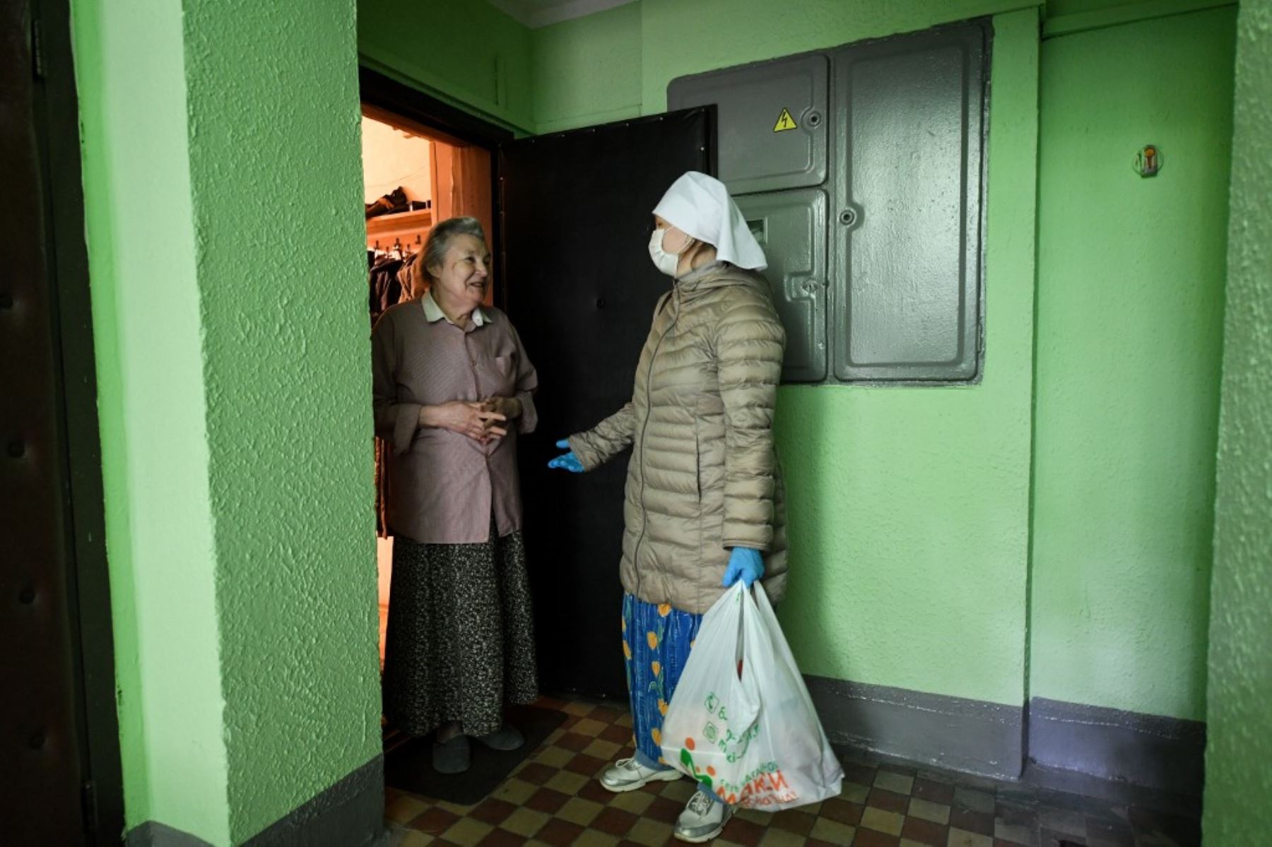 La enfermera Ivanna Banshchikova visita a una mujer en su casa en Moscú en medio del brote de COVID-19 causado por el nuevo coronavirus. Foto: AFP