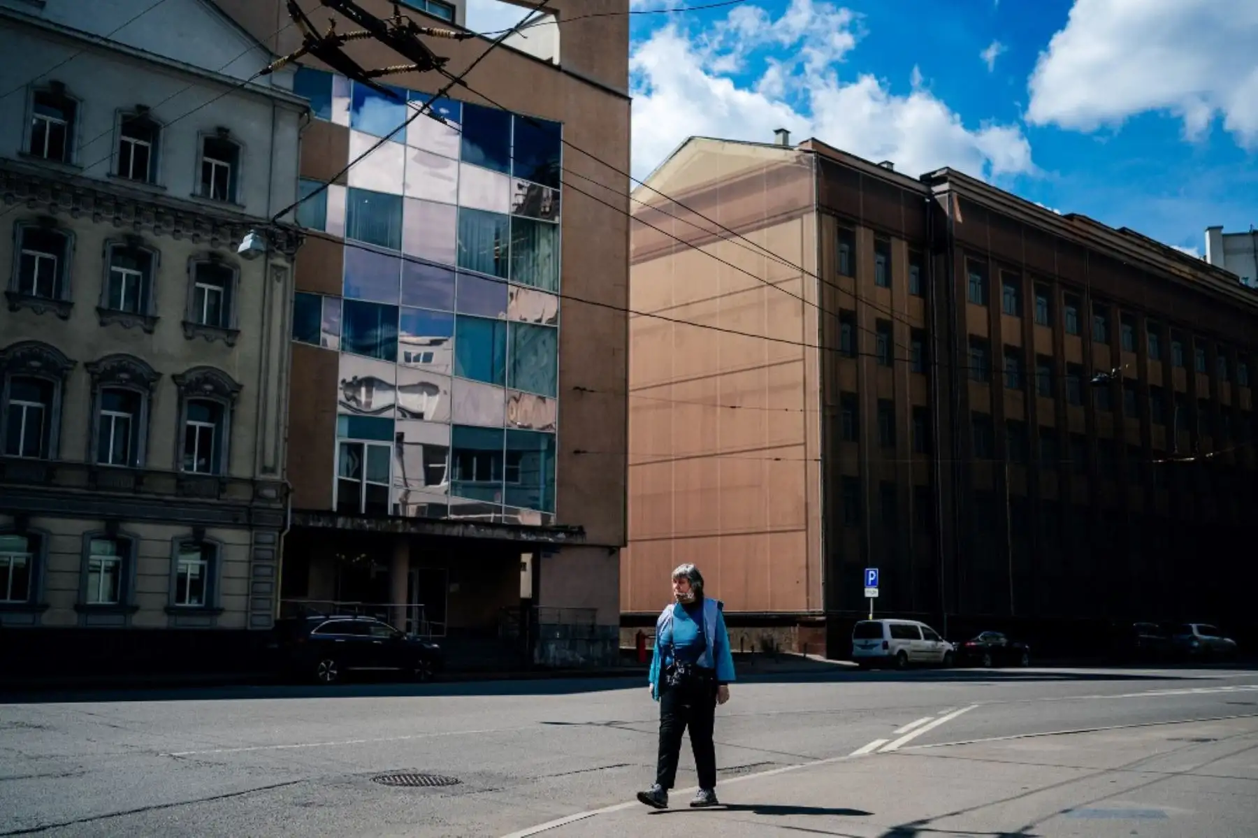 Una mujer con una máscara protectora camina por una calle en Moscú mientras el país adopta medidas para frenar la propagación del COVID-19. Foto: AFP