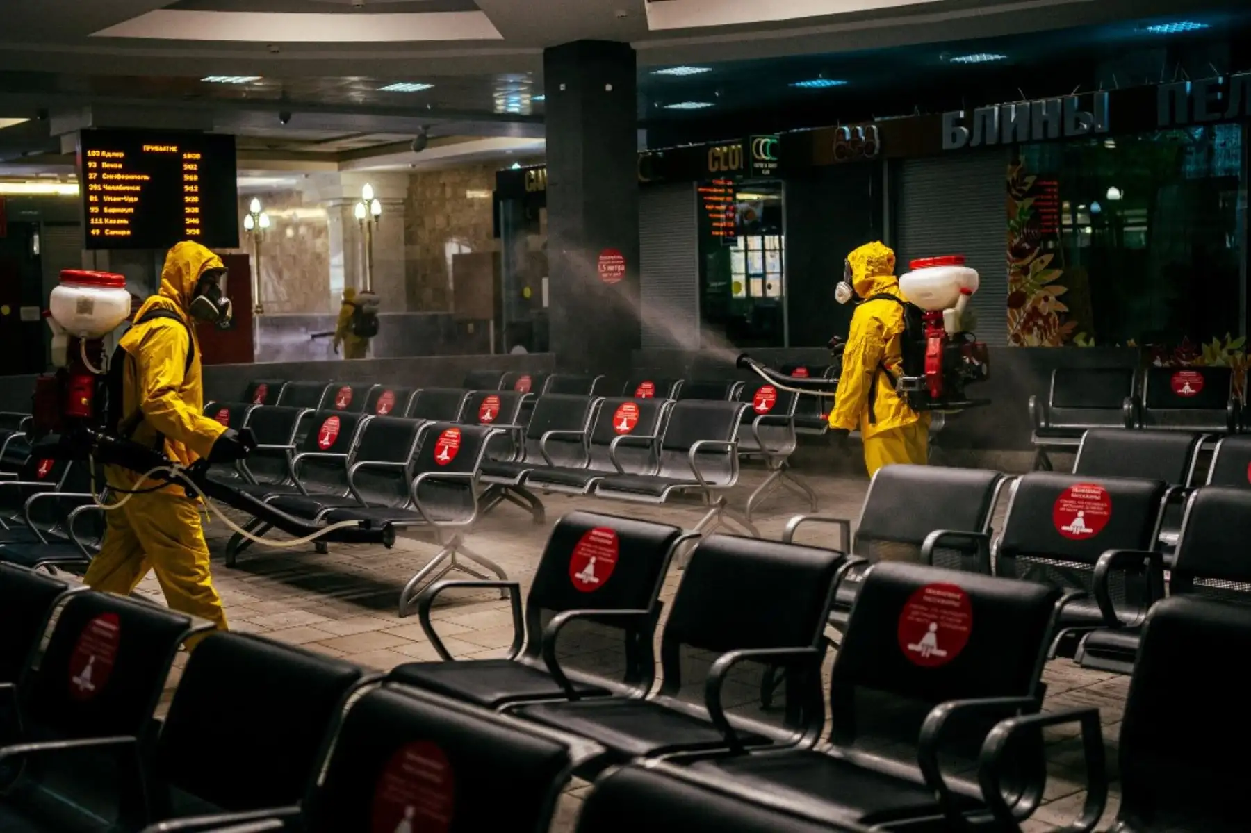 Los militares del Ministerio de Emergencias de Rusia que usan engranajes protectores desinfectan la estación de ferrocarril Kazansky de Moscú. Foto: AFP
