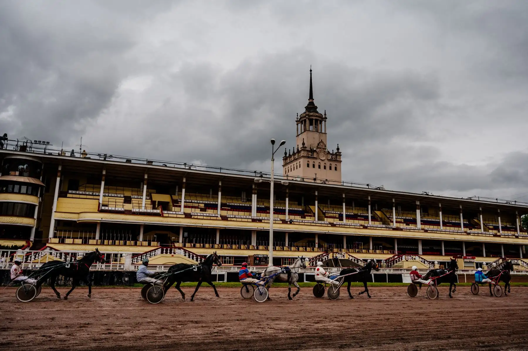 Los jinetes montan sus caballos frente a puestos vacíos en el Hipódromo Central de Moscú. Foto: AFP