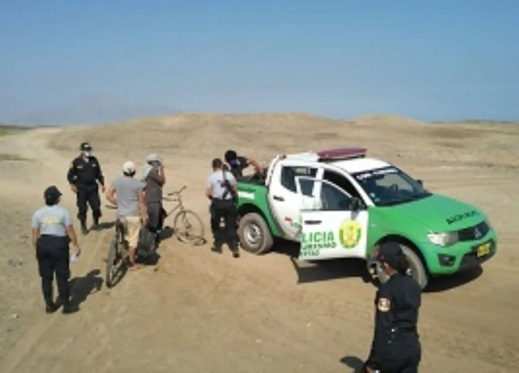 Autoridades detienen a tres sujetos que intentaban perforar pozo de agua en zona intangible del complejo arqueológico Chan Chan, en Trujillo. ANDINA/Difusión