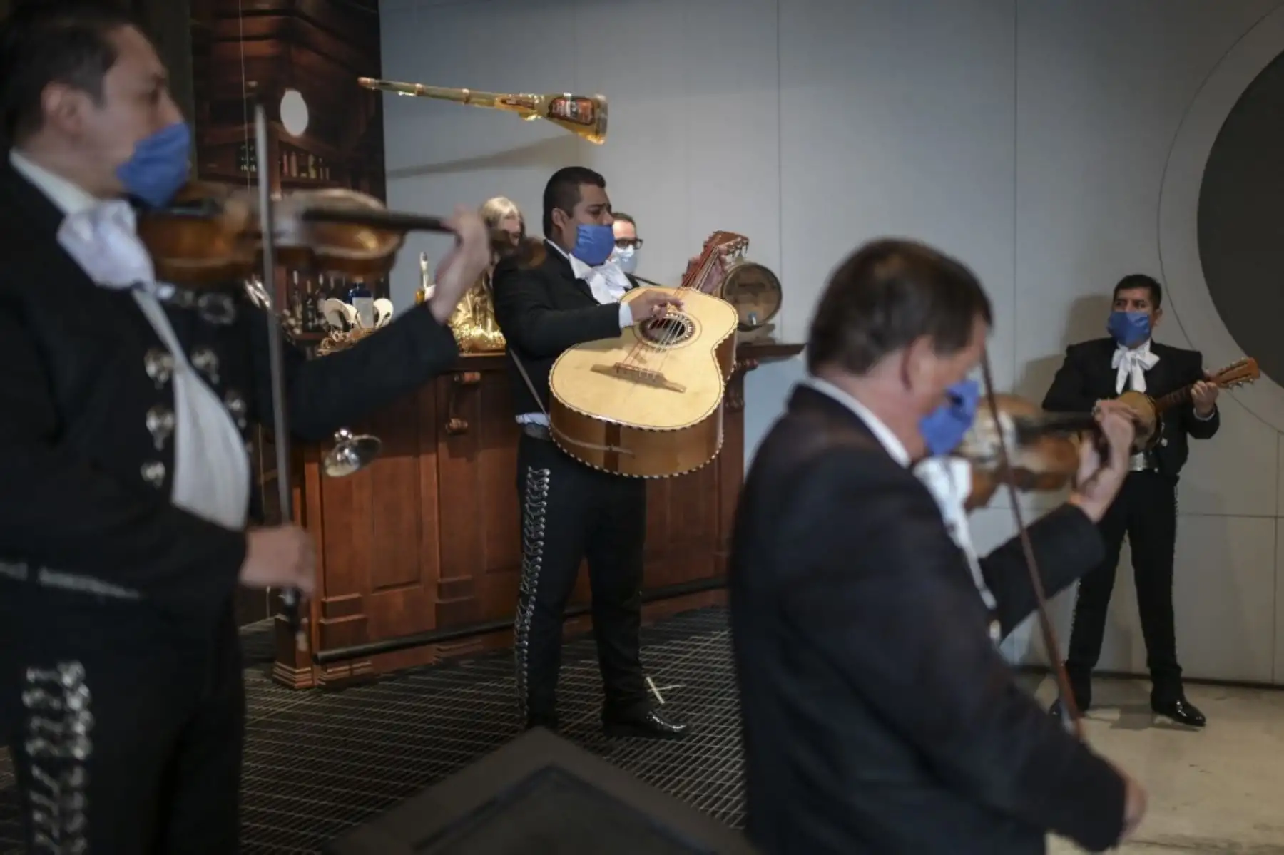 Un grupo de mariachis realiza una serenata remota en el Museo del Tequila y el Mezcal en la Ciudad de México. Foto: AFP