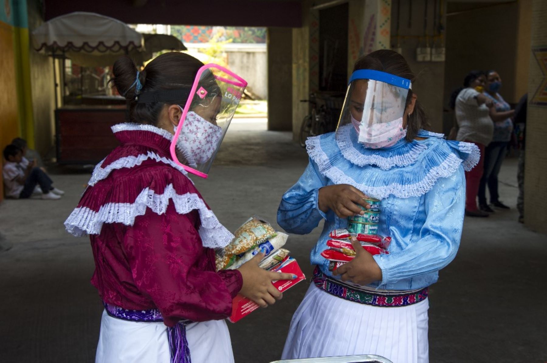 Mariana González y Maricela Pérez, miembros del grupo étnico indígena otomí usan una careta como medida preventiva contra la propagación del coronavirus COVID-19. Foto: AFP