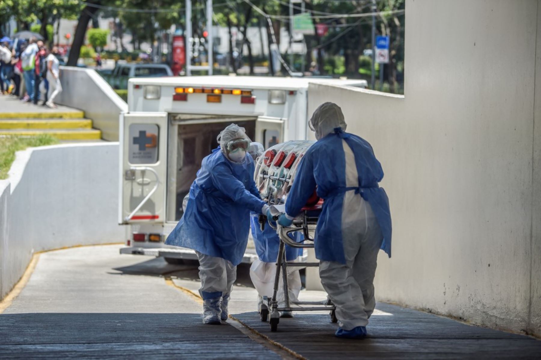 Los paramédicos de la Cruz Roja Mexicana llevan a un paciente sospechoso de estar infectado con el nuevo coronavirus COVID-19 al Hospital General de Venados, en la Ciudad de México. Foto: AFP