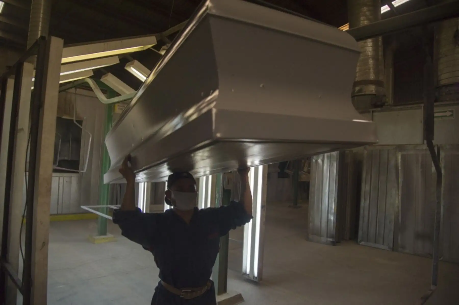 Un empleado trabaja en la fabricación de ataúdes de acero en la Platinum Casket Company en Los Reyes Acaquilpan, México. Foto: AFP