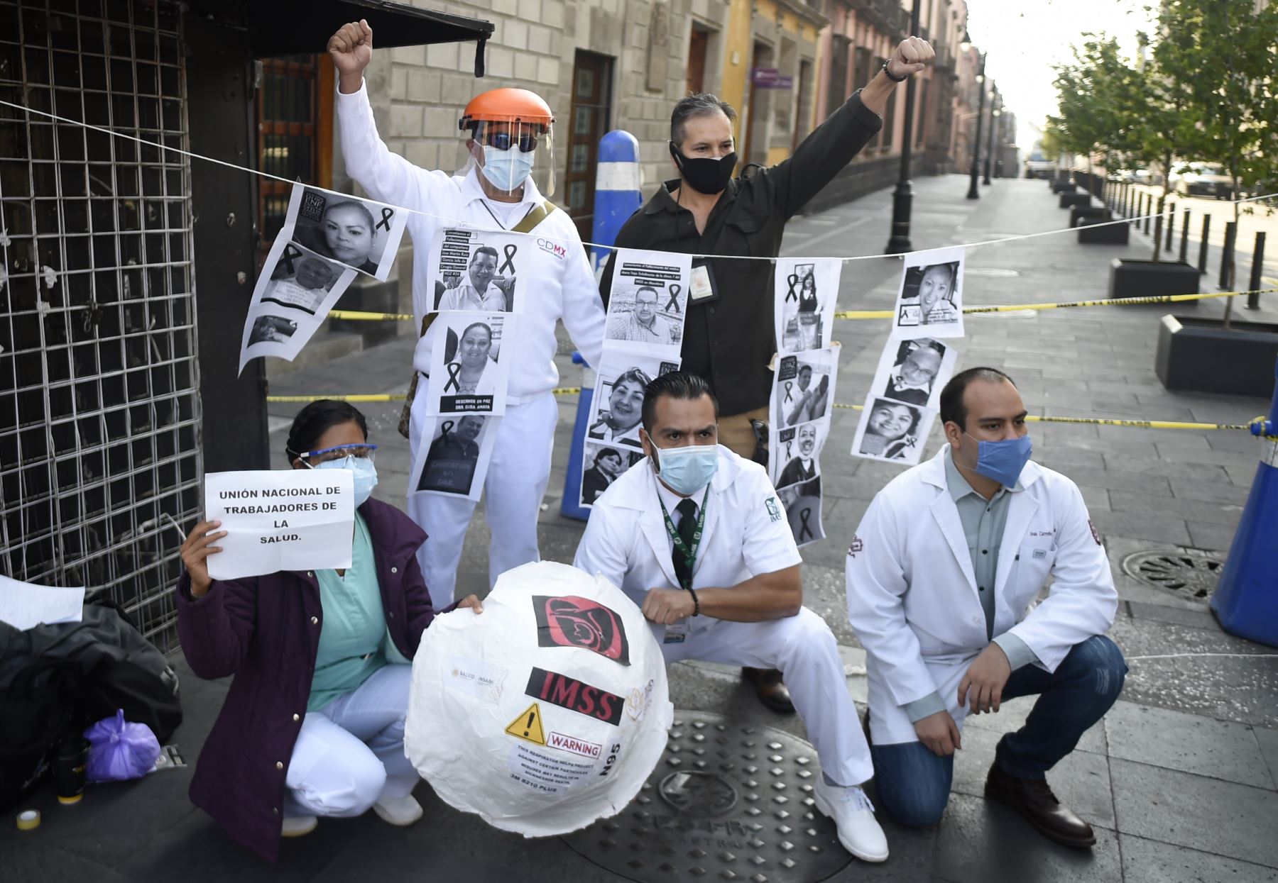 Los trabajadores de salud participan en una protesta para exigir mejores condiciones de trabajo junto al Palacio Nacional, en la Ciudad de México. Foto: AFP
