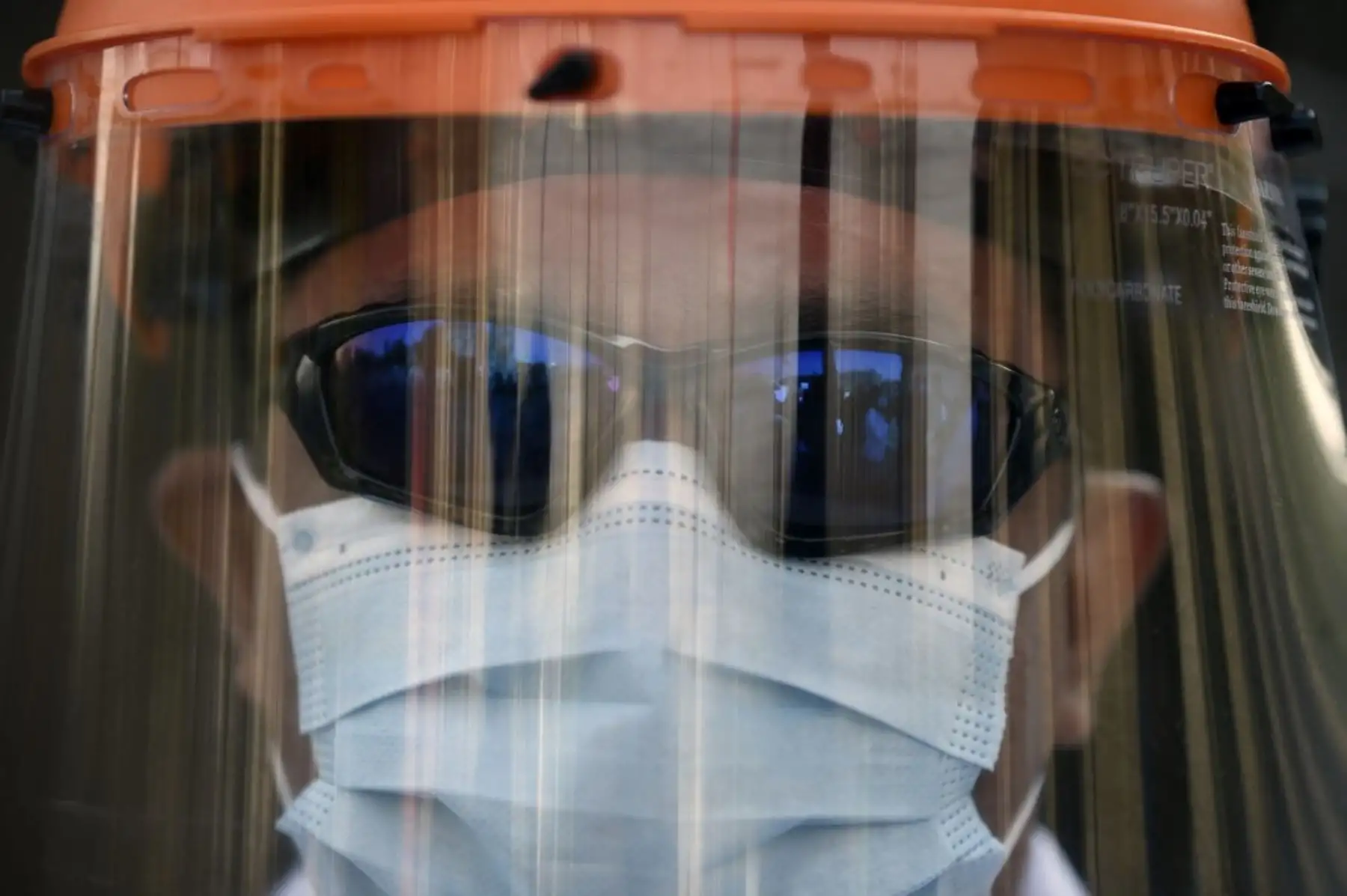 Un trabajador de la salud participa en una protesta para exigir mejores condiciones de trabajo junto al Palacio Nacional, en la Ciudad de México. Foto: AFP
