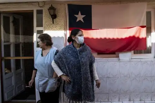 Chile registró este lunes una nueva cifra récord de cantidad de contagios del nuevo coronavirus (covid-19), llegando a 4.895 casos contabilizados en las últimas 24 horas. Foto: AFP