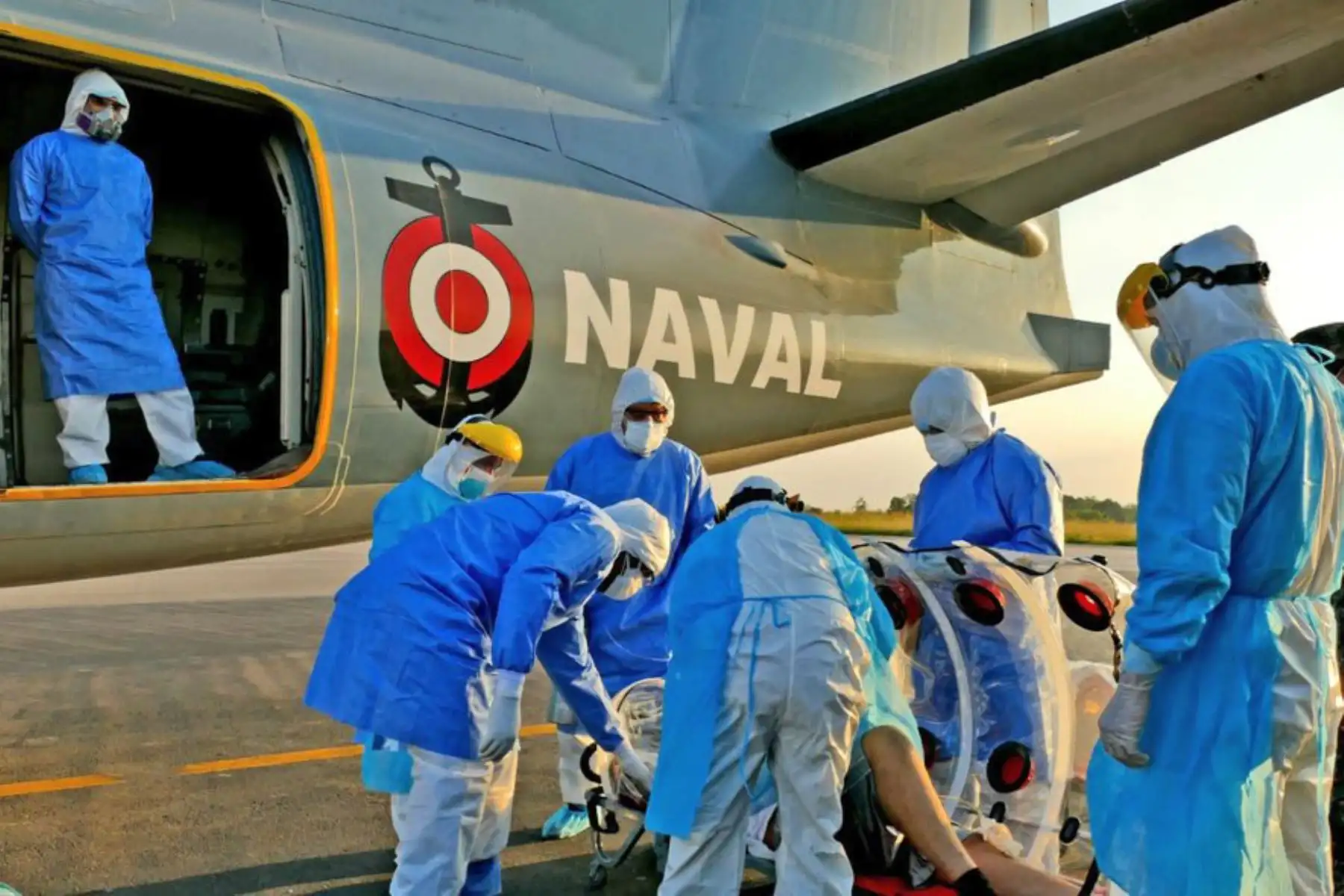 Evacuación aeromédica de Pucallpa a Lima. En un rápido accionar, se dispuso el traslado de personal naval en retiro que fue diagnosticado con COVID-19, para que sean atendidos adecuadamente en el Centro Médico de la Marina de Guerra.
Foto: Marina de Guerra