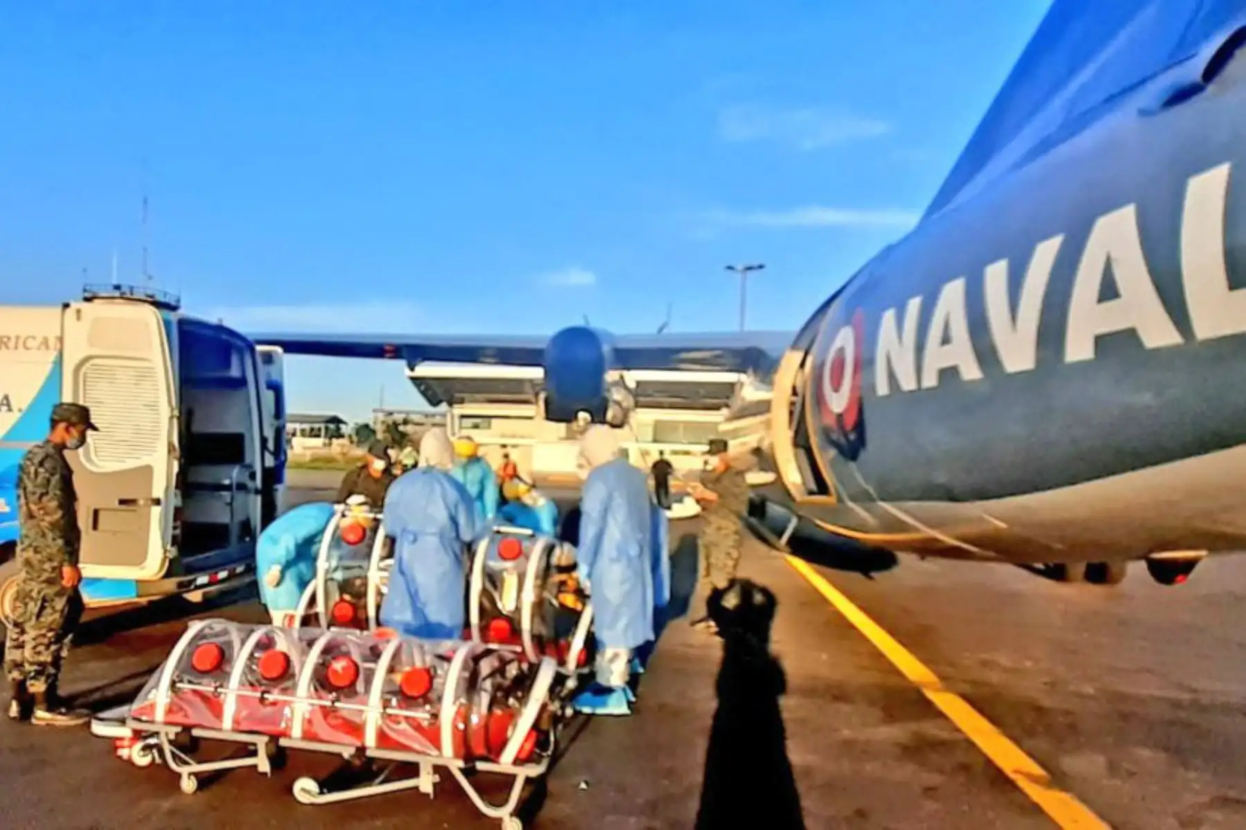 Evacuación aeromédica de Pucallpa a Lima. En un rápido accionar, se dispuso el traslado de personal naval en retiro que fue diagnosticado con COVID-19, para que sean atendidos adecuadamente en el Centro Médico de la Marina de Guerra.
Foto: Marina de Guerra