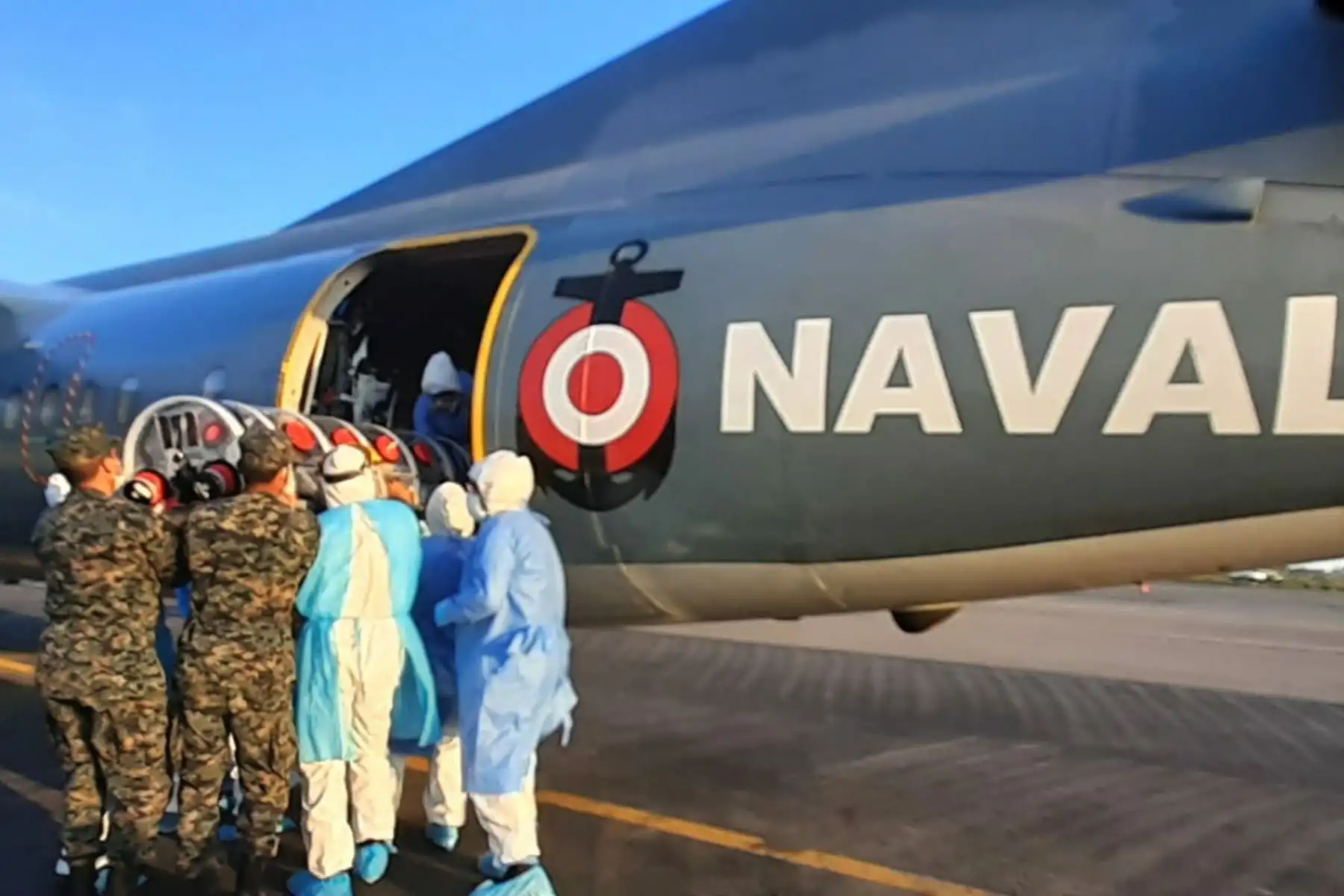 Evacuación aeromédica de Pucallpa a Lima. En un rápido accionar, se dispuso el traslado de personal naval en retiro que fue diagnosticado con COVID-19, para que sean atendidos adecuadamente en el Centro Médico de la Marina de Guerra.
Foto: Marina de Guerra