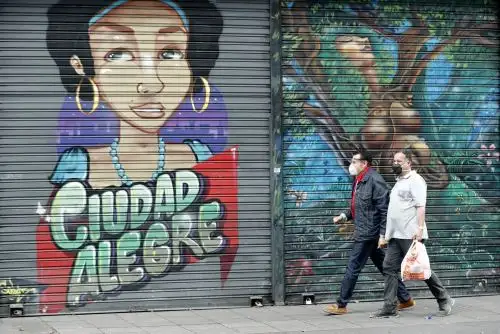 Ciudadanos recorren las calles durante la cuarentena por el coronavirus, en Bogotá (Colombia). Foto: EFE
