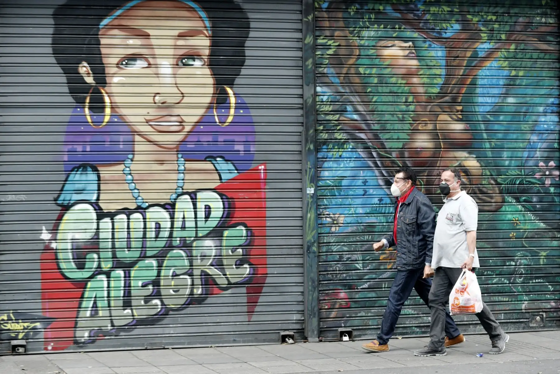 Ciudadanos recorren las calles durante la cuarentena por el coronavirus, en Bogotá (Colombia). Foto: EFE