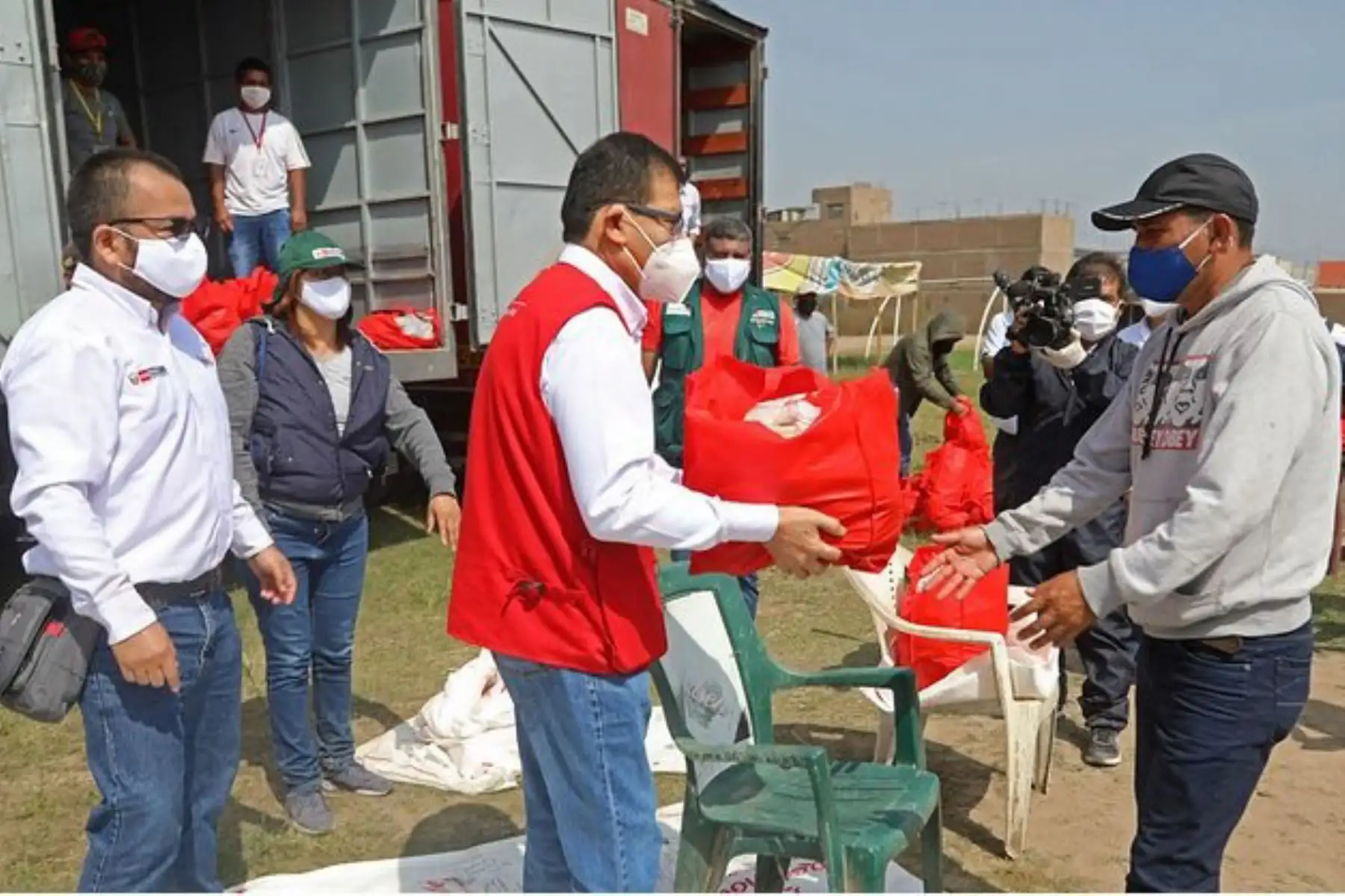 Ministerio de Agricultura llega a Carapongo para apoyar a más de 3 mil 600 familias de 62 asociaciones de vivienda llevándoles papa peruana.
Foto:MINAGRI