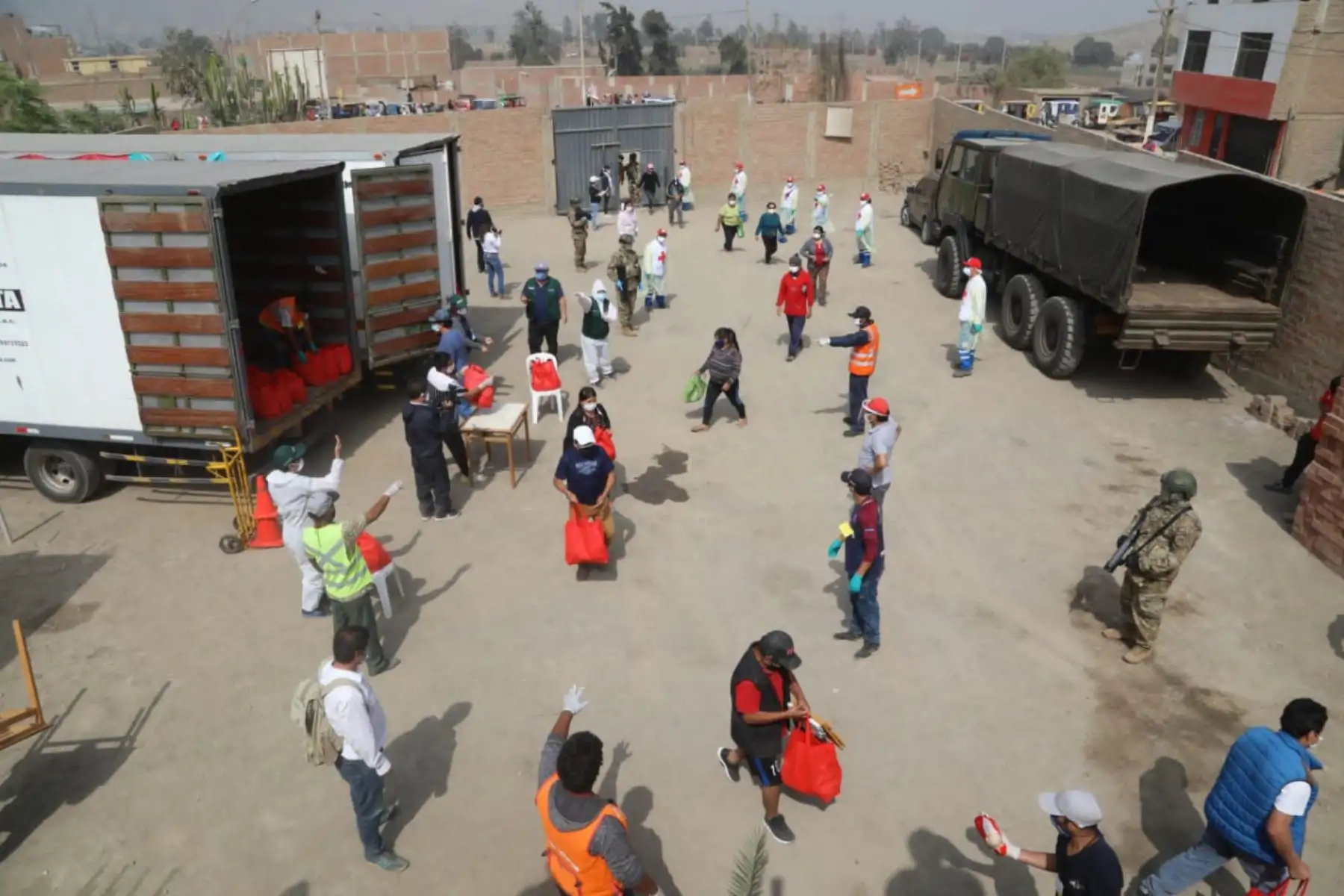 Ministerio de Agricultura llega a Carapongo para apoyar a más de 3 mil 600 familias de 62 asociaciones de vivienda llevándoles papa peruana.
Foto:MINAGRI