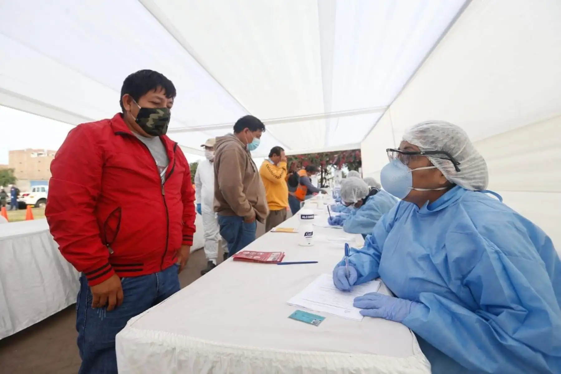 El ministro de Salud Víctor Zamora, junto al ministro de Transportes, Carlos Lozada, supervisan la toma de pruebas rápidas a transportistas en el Callao como parte de las acciones para enfrentar el Covid-19. Foto: ANDINA/Minsa