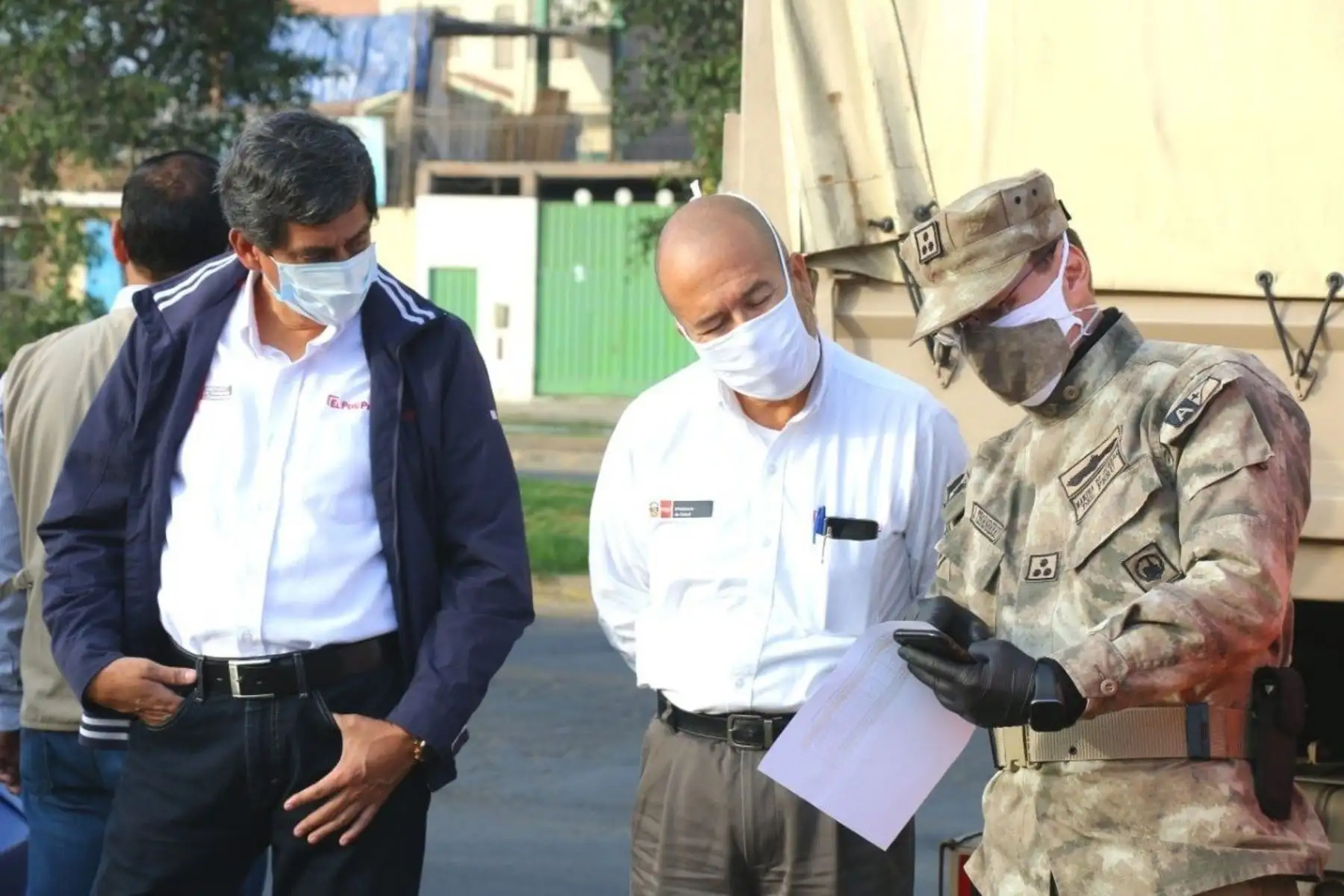 El ministro de de Salud, Víctor Zamora, junto al ministro de Transportes, Carlos Lozada, continúan supervisando la toma de pruebas rápidas de Covid-19 en distintos puntos de la ciudad. Esta vez se realizaron pruebas a dos mil transportistas de carga de distintas regiones que a diario ingresan al puerto del Callao. Foto: ANDINA/MTC