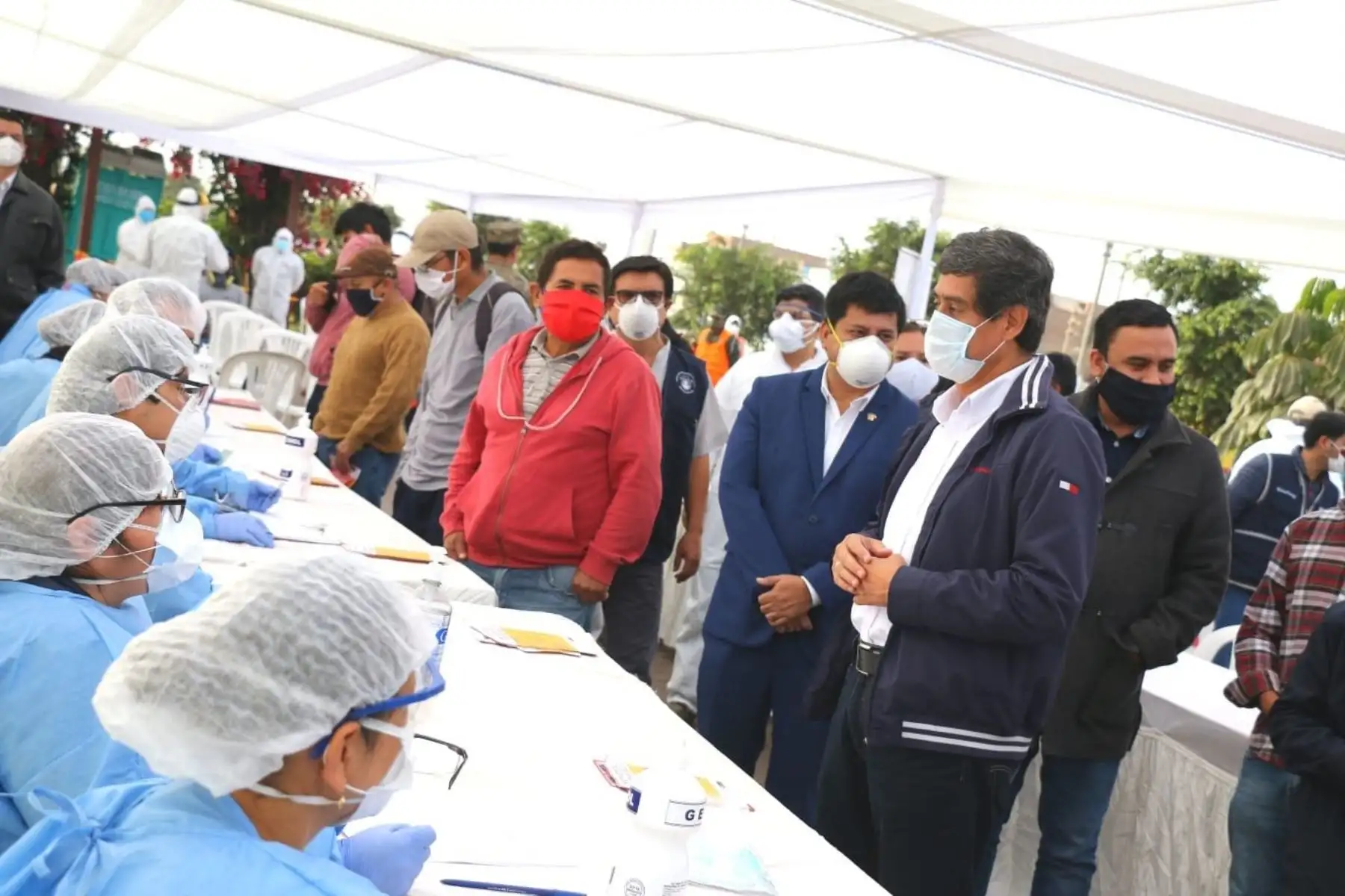 El ministro de de Salud, Víctor Zamora, junto al ministro de Transportes, Carlos Lozada, continúan supervisando la toma de pruebas rápidas de Covid-19 en distintos puntos de la ciudad. Esta vez se realizaron pruebas a dos mil transportistas de carga de distintas regiones que a diario ingresan al puerto del Callao. Foto: ANDINA/MTC