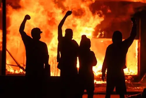 No está claro qué consecuencias podría tener esa investigación en el caso de que se determine que sí hubo discriminación sistemática contra negros y latinos. Foto: EFE