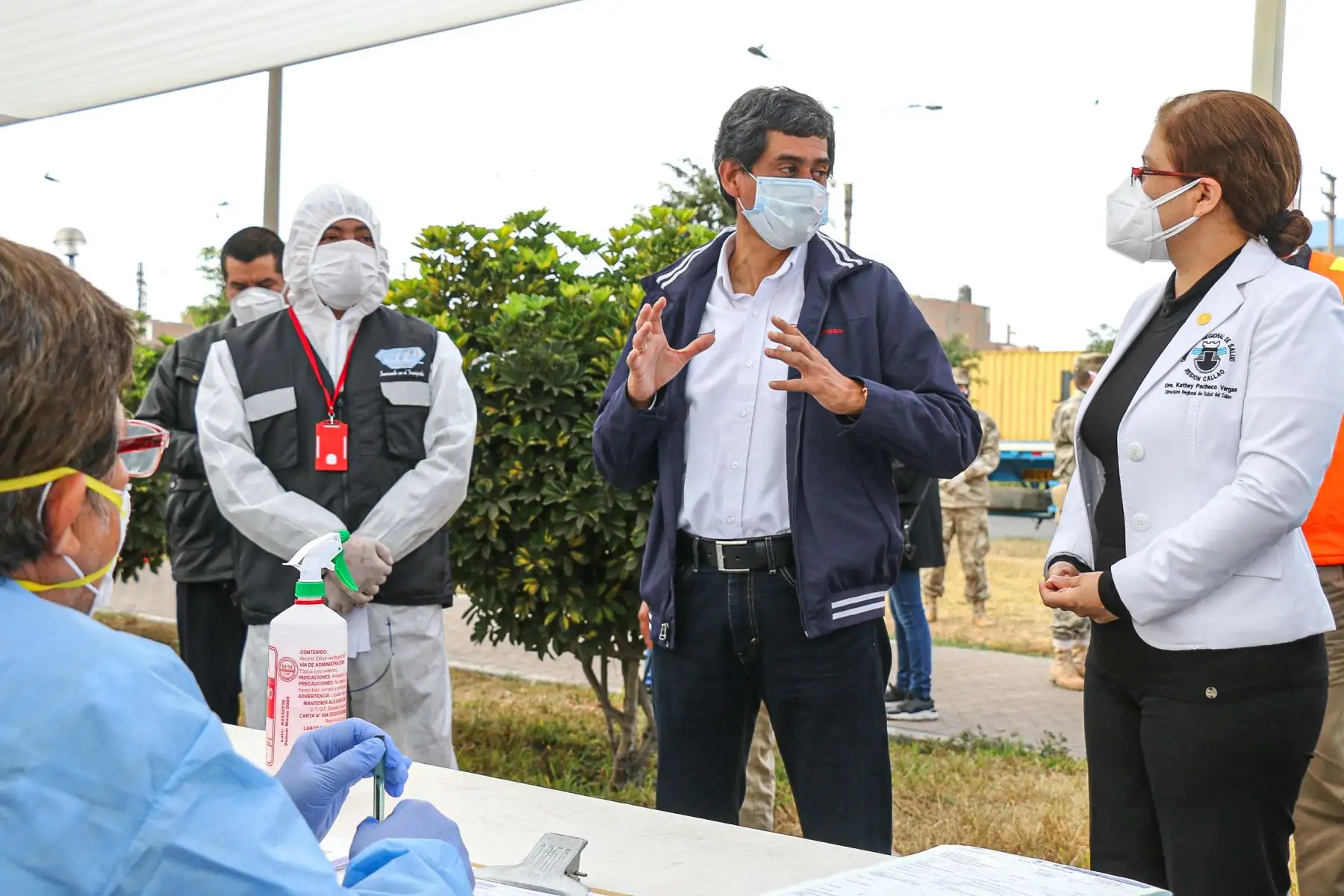 Ministro de Transportes, Carlos Lozada, supervisa la toma de pruebas rápidas de Covid-19 en distintos puntos de la ciudad. Esta vez se realizaron pruebas a dos mil transportistas de carga de distintas regiones que a diario ingresan al puerto del Callao. Foto: ANDINA/MTC