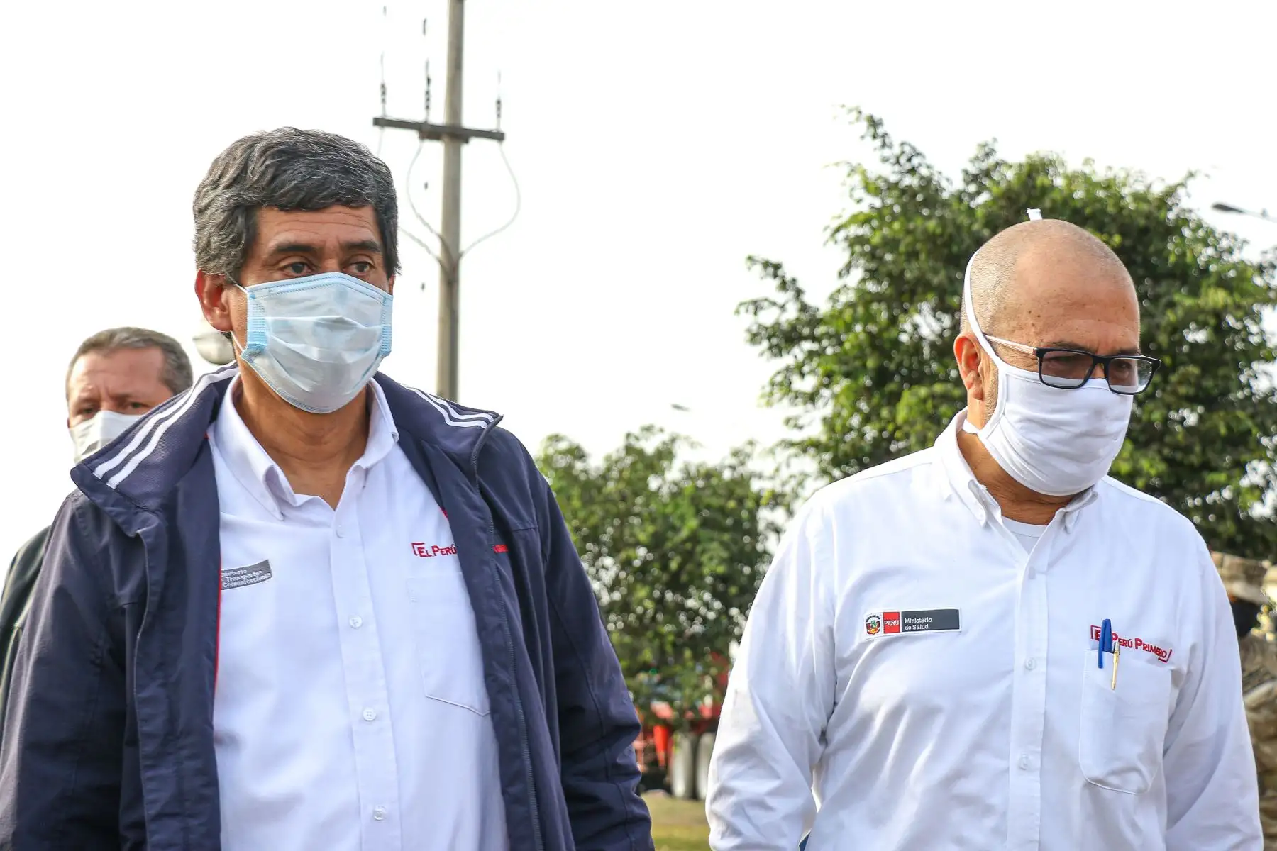 El ministro de Salud Víctor Zamora, junto al ministro de Transportes, Carlos Lozada, supervisan la toma de pruebas rápidas a transportistas en el Callao como parte de las acciones para enfrentar el Covid-19. Foto: ANDINA/MTC