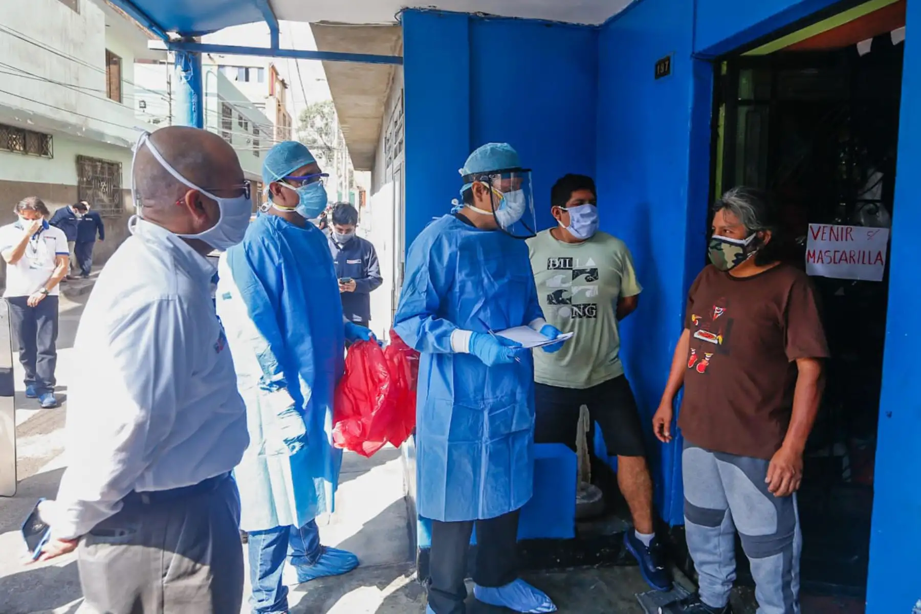 El ministro de Salud, Víctor Zamora, lidera a un equipo de respuesta rápida, en Lima Este, para identificar casos de Covid-19, en domicilios. Foto: ANDINA/Minsa