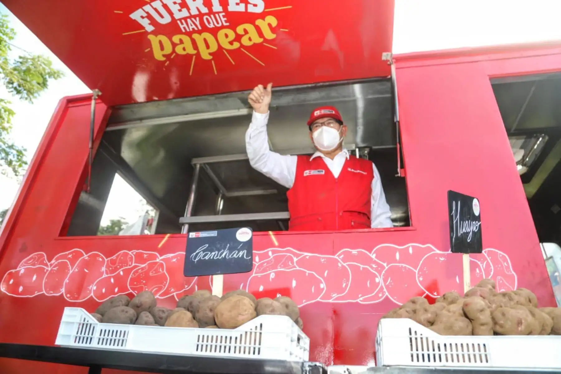 El ministro de Agricultura, Jorge Montenegro, presentó esta mañana los "Papa Trucks" en el mercado  "De la Chacra a la Olla" que promueve el Minagri, enparque zonal Cápac Yupanqui, en el Rímac. 
Foto: ANDINA/MinagriEl ministro de Agricultura, Jorge Montenegro, presentó esta mañana los "Papa Trucks" en el mercado  "De la Chacra a la Olla" que promueve el Minagri, enparque zonal Cápac Yupanqui, en el Rímac. 
Foto: ANDINA/MinagriFoto: ANDINA/@minagriperu.