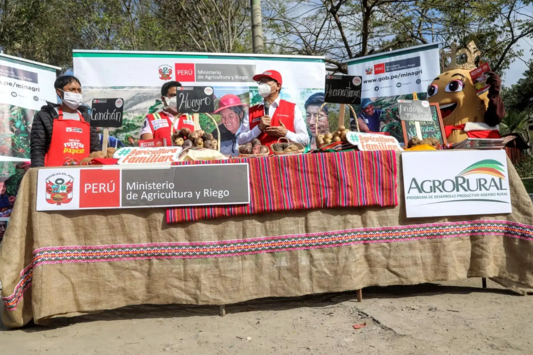 El ministro Jorge Montenegro,  presentó las Papa trucks en el mercado de Ministerio de Agricultura de la Chacra a la Olla del parque zonal Cápac Yupanqui, Rímac. 
Foto: ANDINA/@minagriperu.
