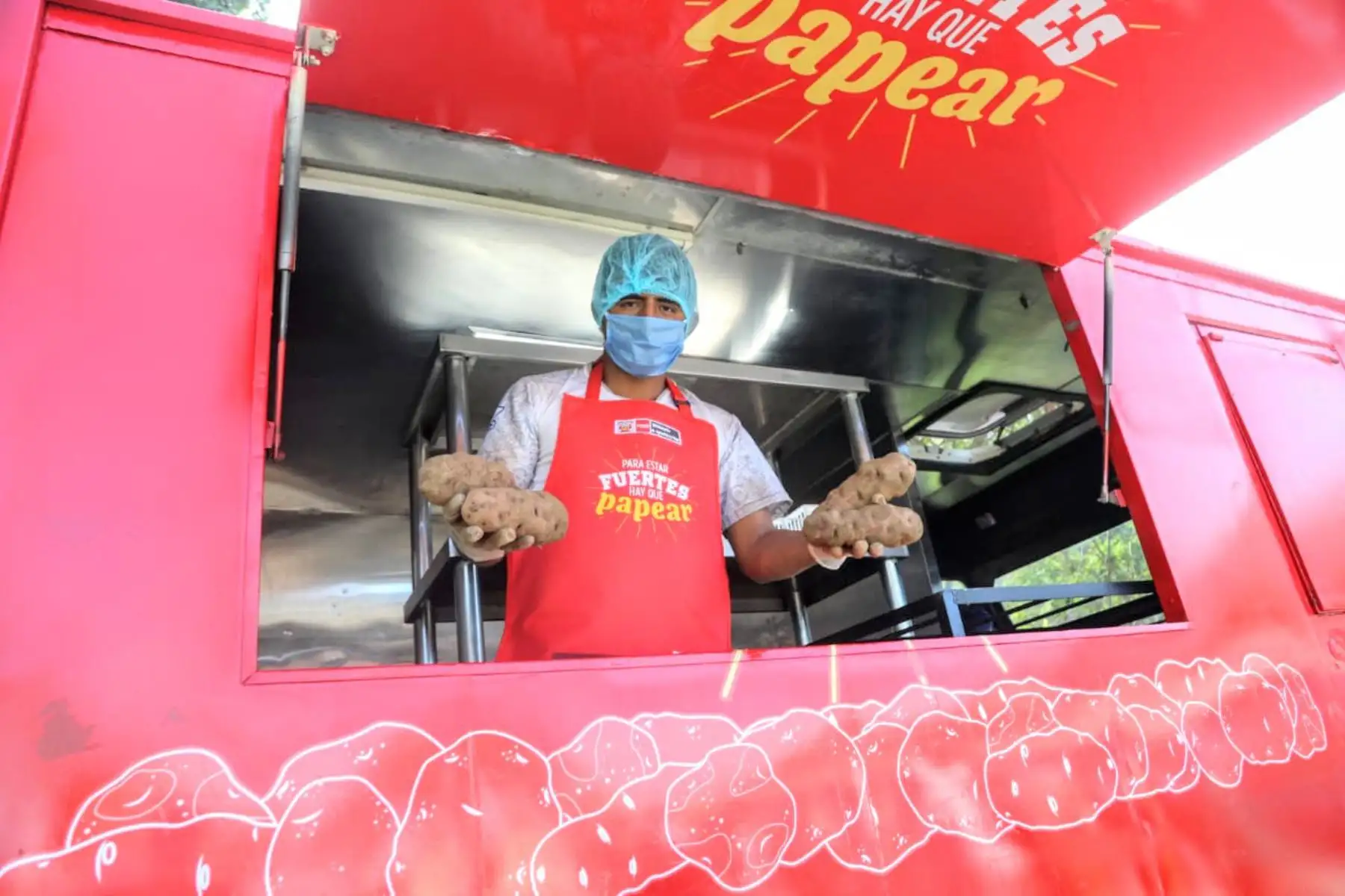 El ministro Jorge Montenegro,  presentó las Papa trucks en el mercado de Ministerio de Agricultura de la Chacra a la Olla del parque zonal Cápac Yupanqui, Rímac. 
Foto: ANDINA/@minagriperu.