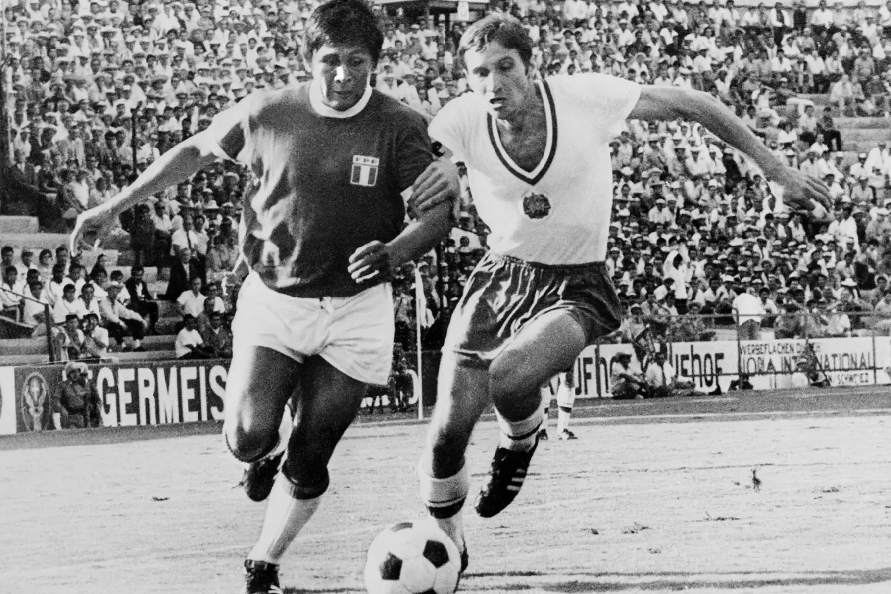El delantero peruano Hugo Sotil (L) lucha por el balón con el defensor búlgaro Ivan Davidov durante la primera ronda de la Copa Mundial de fútbol entre Perú y Bulgaria el 2 de junio de 1970 en León. Perú venció a Bulgaria 3-2. Foto: AFP
