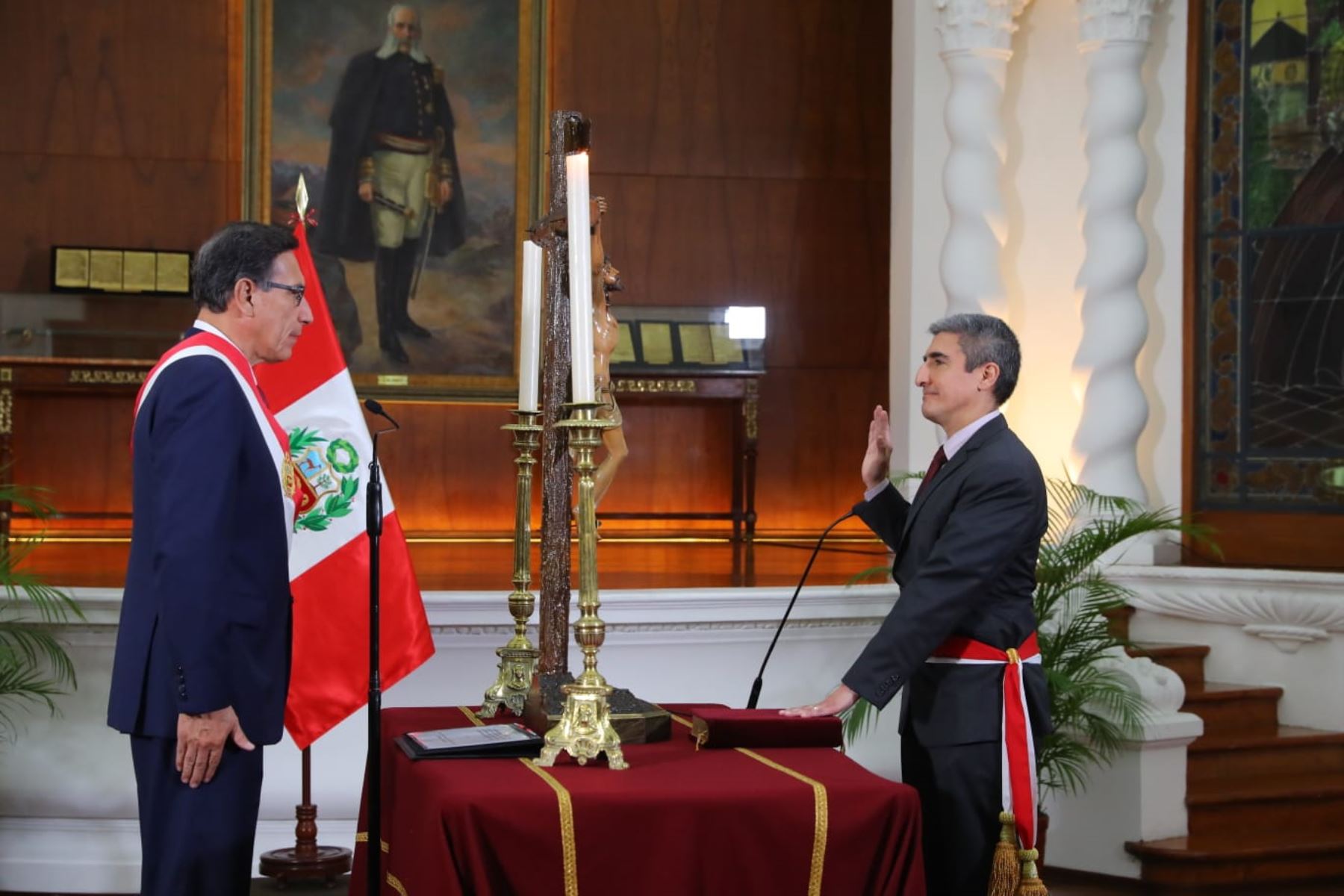 El presidente de la República, Martín Vizcarra, tomó hoy juramento a Alejandro Neyra como nuevo ministro de Cultura, en ceremonia realizada en Palacio de Gobierno. Foto: ANDINA/ Prensa Presidencia