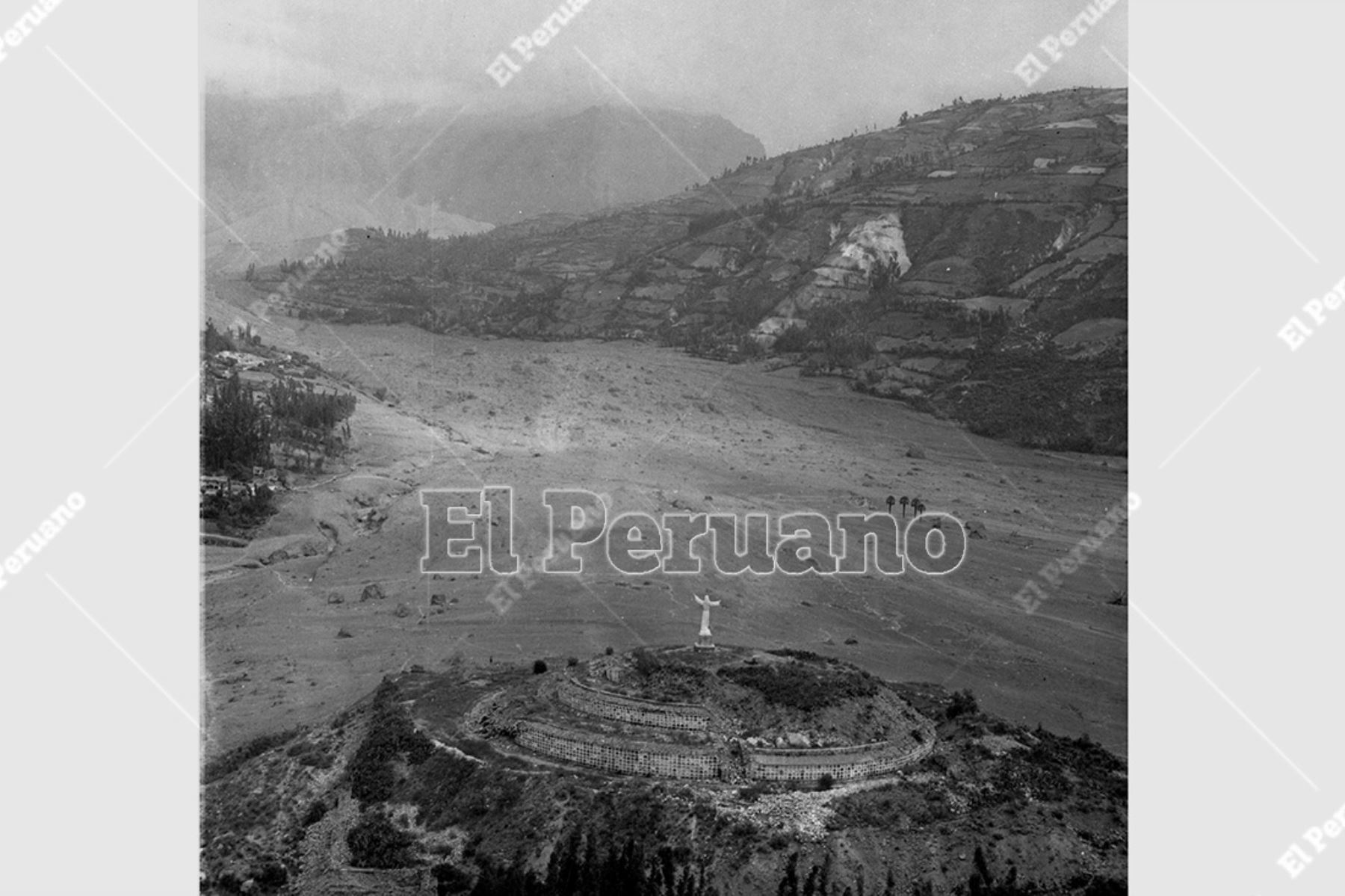 Ancash - 1 junio 1970 / Terremoto de Yungay. Vista panorámica de Yungay con el Cerro Huansakay y el cementerio de la ciudad  donde se salvó un grupo de pobladores. Se aprecian también las cuatro palmeras en lo que fue la plaza de armas.  Foto: Archivo Histórico de El Peruano