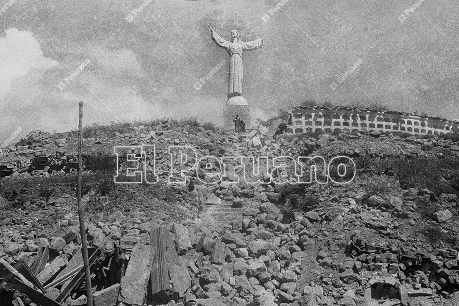 Ancash 01 jun 1970 / Terremoto de Yungay. Escultura del Cristo de Yungay en el Cerro Huansakay donde también está cementerio de la ciudad.  Foto: Archivo Histórico de El Peruano