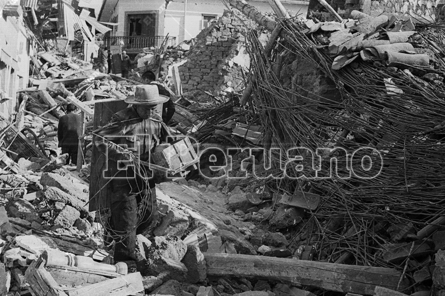 Ancash 01 jun 1970 / Terremoto de Yungay. Damnificados tratan de rescatar algunas pertenencias de los escombros de sus viviendas.  Foto: Archivo Histórico de El Peruano