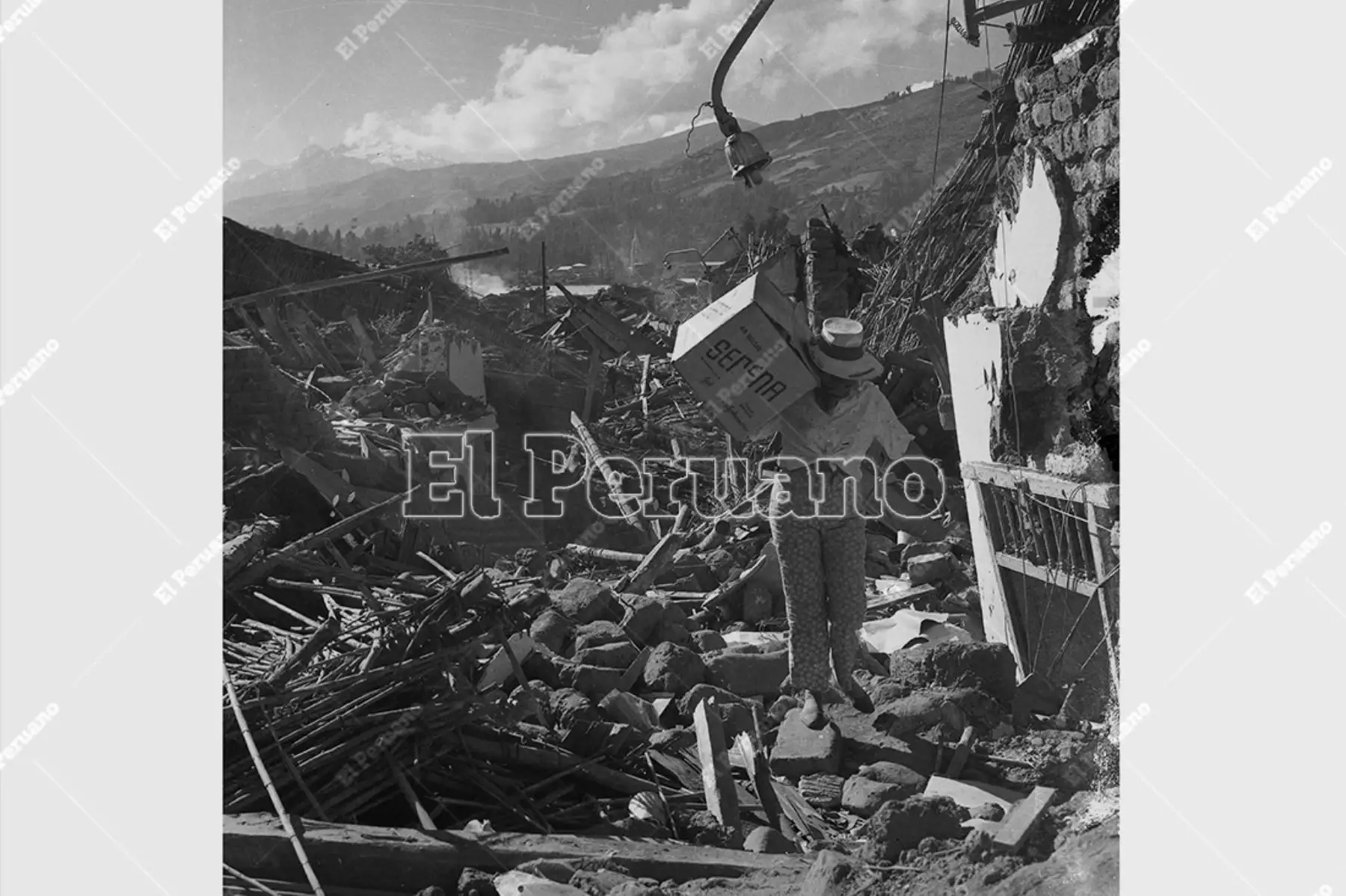 Ancash - 1 junio 1970 / Terremoto de Yungay 1970. Un hombre camina en medio de los escombros. Foto: Archivo Histórico de El Peruano