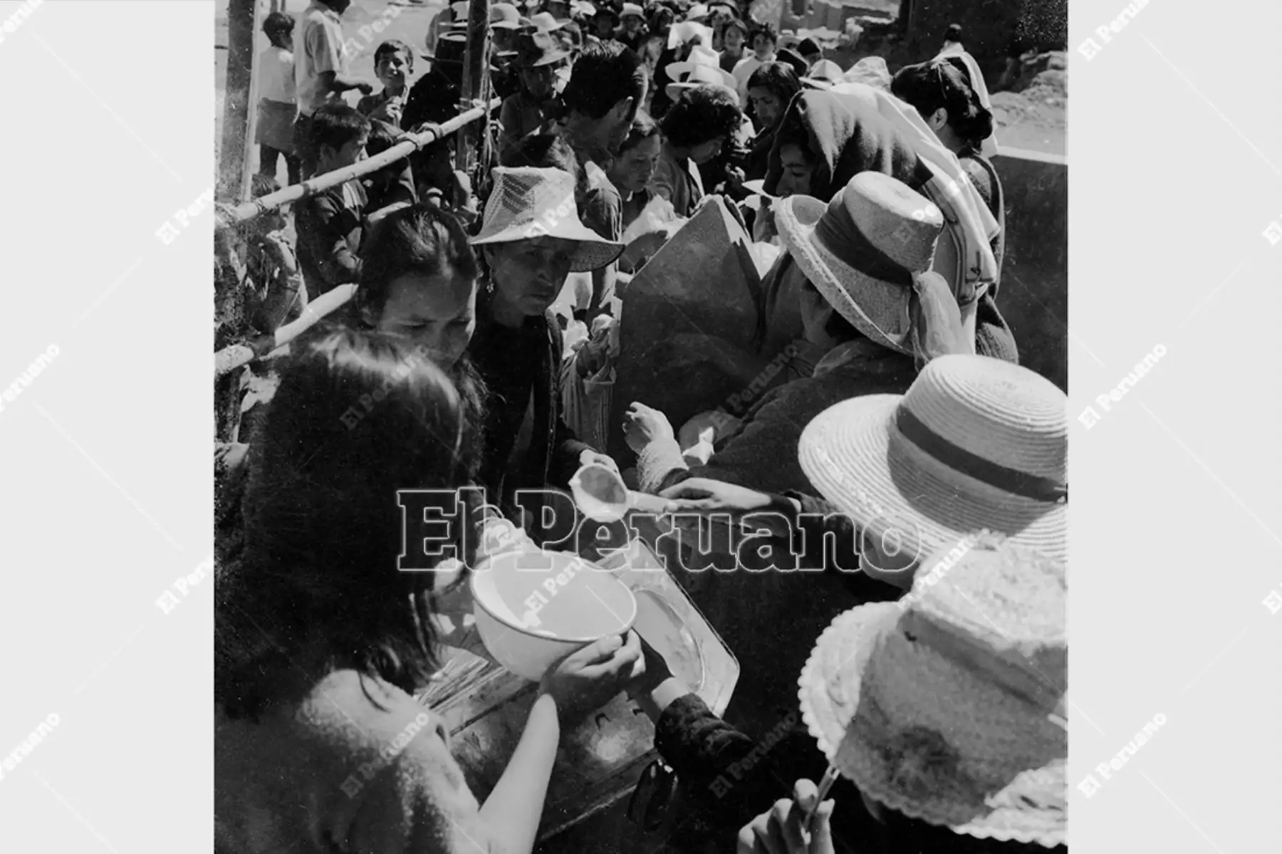 Ancash - 1 junio 1970 / Terremoto de Yungay. Decenas de damnificados forman colas para recibir ayuda humanitaria.  Foto: Archivo Histórico de El Peruano