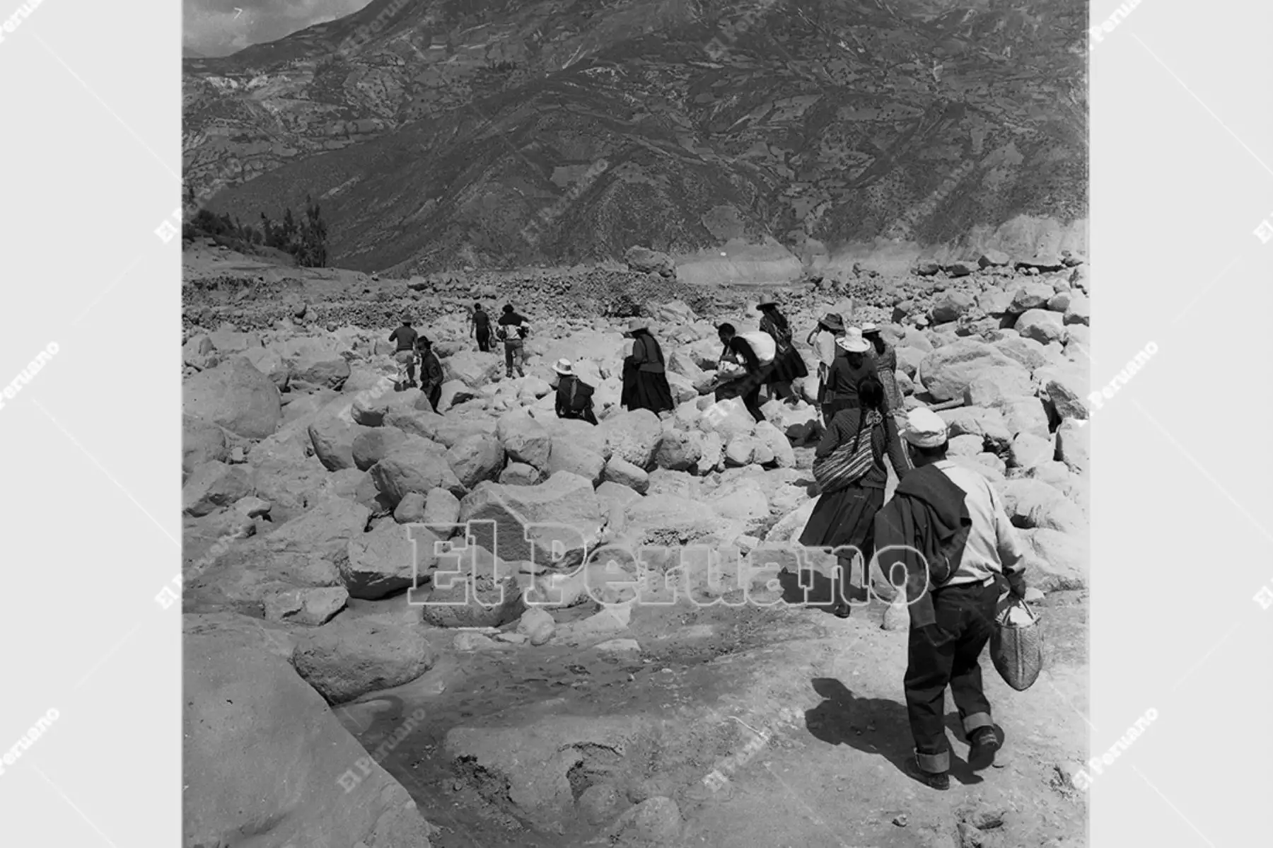Ancash - 1 junio 1970 / Terremoto de Yungay. Damnificados reciben atención en carpas de la Cruz Roja Peruana.  Foto: Archivo Histórico de El Peruano