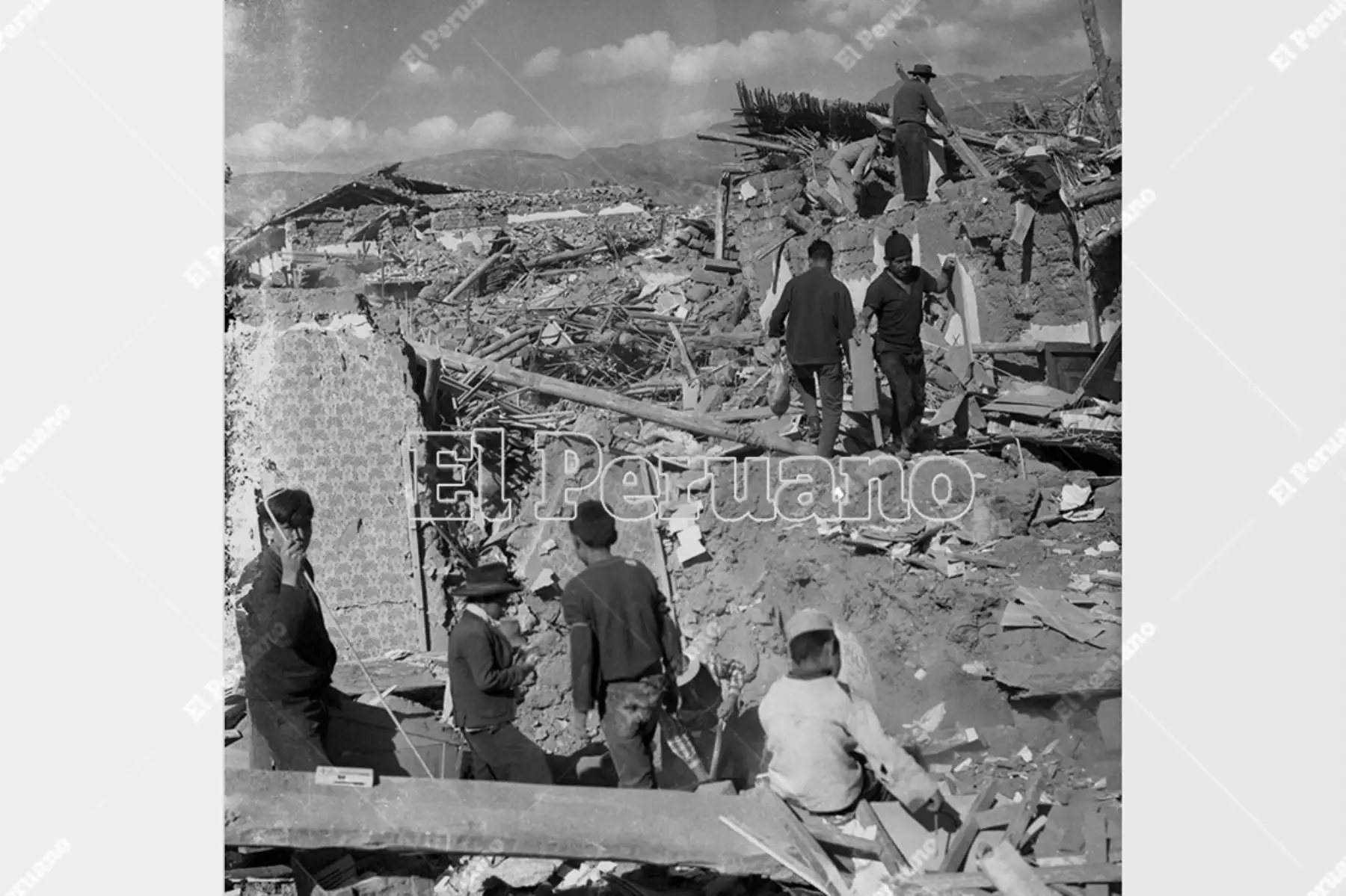 Ancash - 1 junio 1970 / Terremoto de Yungay. Damnificados intentan rescatar algunos objetos de viviendas en escombros. Foto: Archivo Histórico de El Peruano