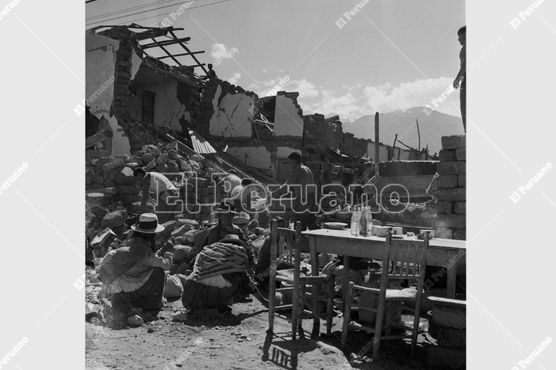 Ancash - 1 junio 1970 / Terremoto de Yungay 1970. Damnificados yviviendas en escombros.  Foto: Archivo Histórico de El Peruano