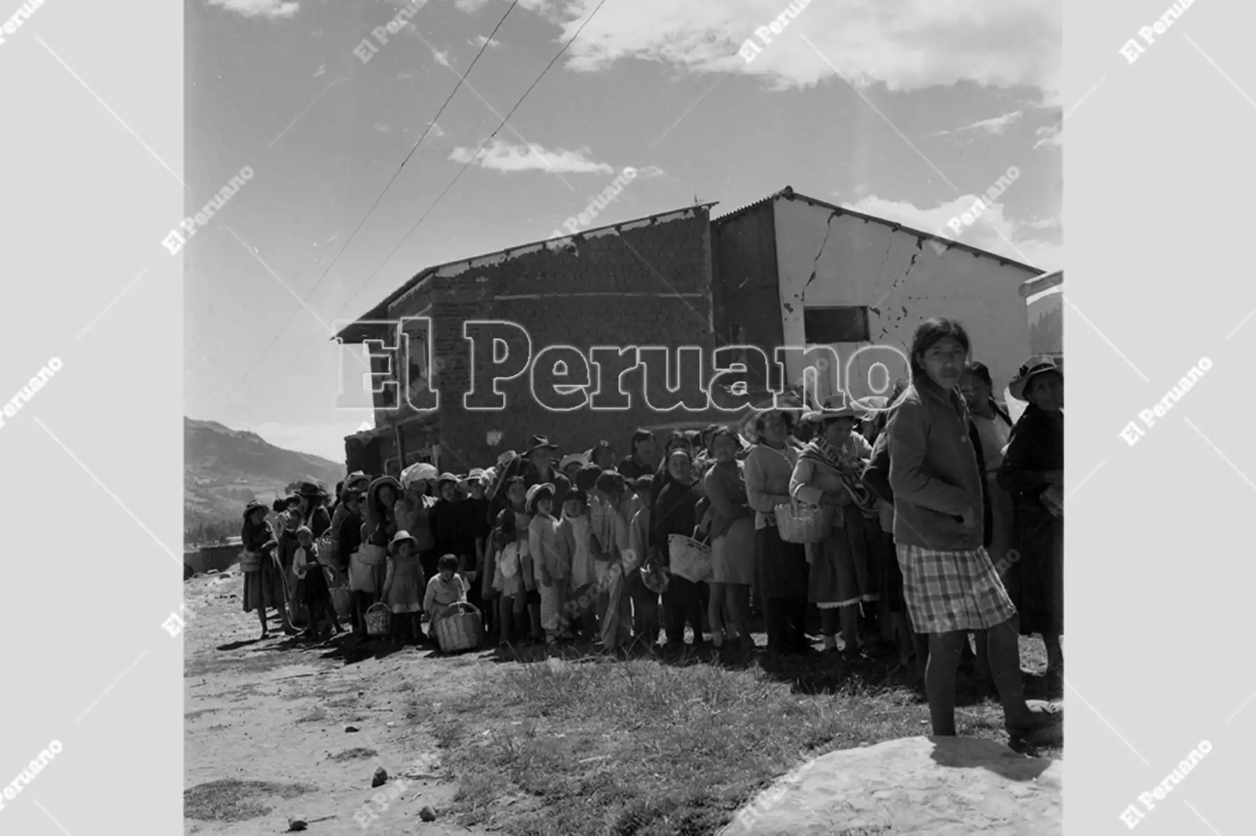 Ancash - 1 junio 1970 / Terremoto de Yungay. Decenas de mujeres y niños damnificados forman colas para recibir ayuda humanitaria.  Foto: Archivo Histórico de El Peruano