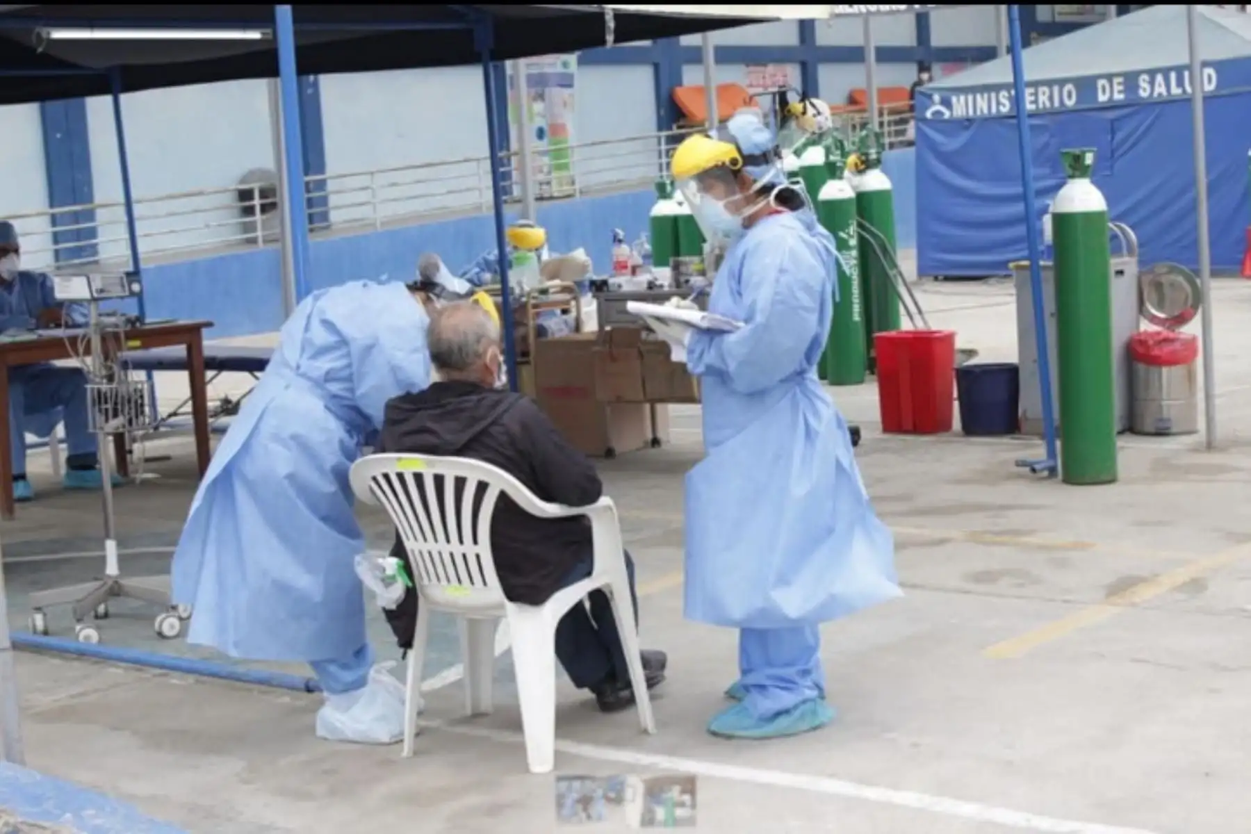 Tres pacientes que permanecían hospitalizados en el área covid-19, instalado en el hospital La Caleta, en la ciudad de Chimbote, fueron dados de alta médica tras superar los serios problemas respiratorios que los llevaron a necesitar balones de oxígeno para seguir con vida, informó el director del referido centro hospitalario, Marco Antonio Montoya Cieza.