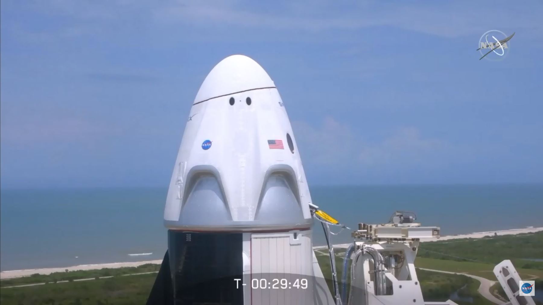 En esta imagen fija tomada de la televisión de la NASA, la cápsula SpaceX Crew Dragon está lista para su lanzamiento en el Centro Espacial Kennedy en Florida, a la Estación Espacial Internacional. Foto: AFP