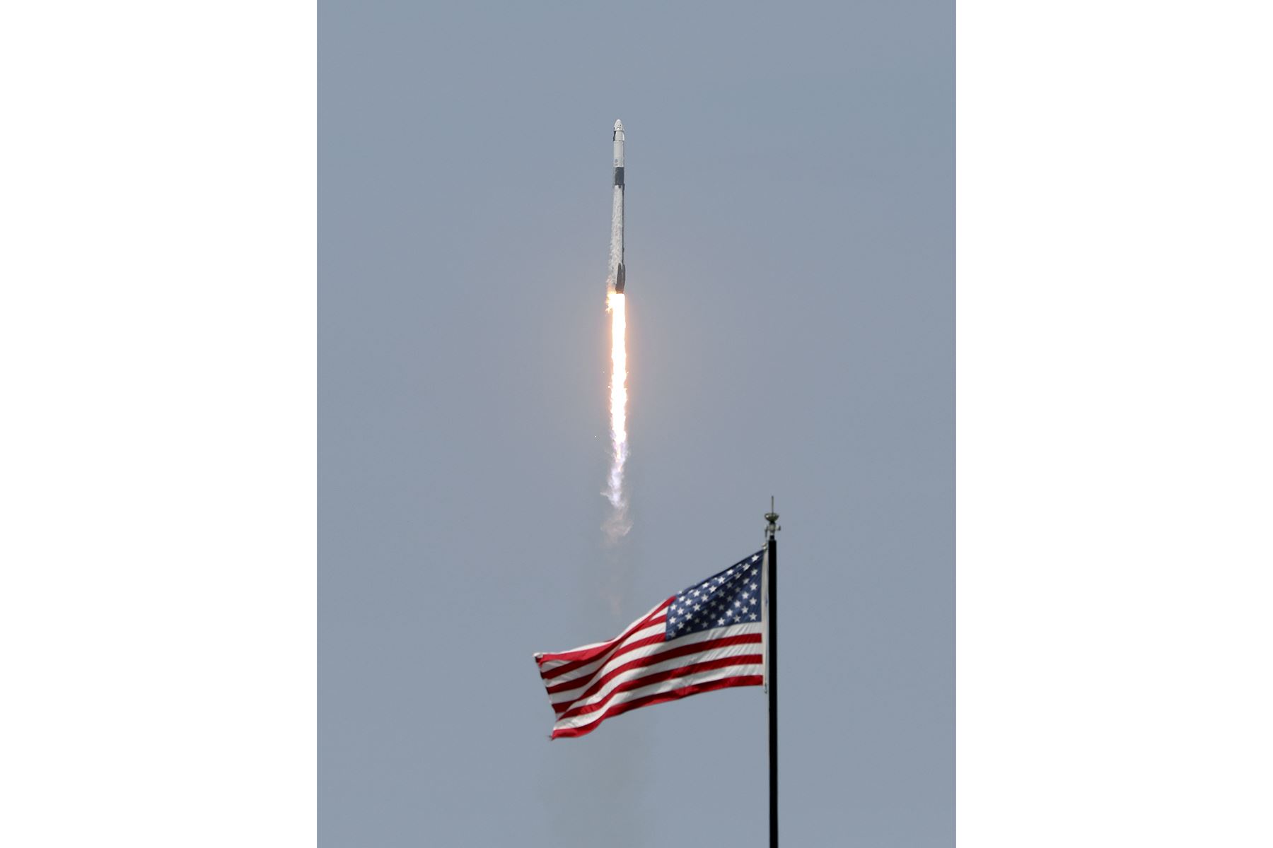 En esta imagen fija tomada de la televisión de la NASA, el cohete SpaceX Falcon 9 que transporta la cápsula SpaceX Crew Dragon, con los astronautas Bob Behnken y Doug Hurley, despega del Centro Espacial Kennedy en Florida. Foto: AFP