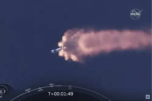 En esta imagen fija tomada de la televisión de la NASA, el cohete SpaceX Falcon 9 que transporta la cápsula SpaceX Crew Dragon, con los astronautas Bob Behnken y Doug Hurley, despega del Centro Espacial Kennedy en Florida. Foto: AFP