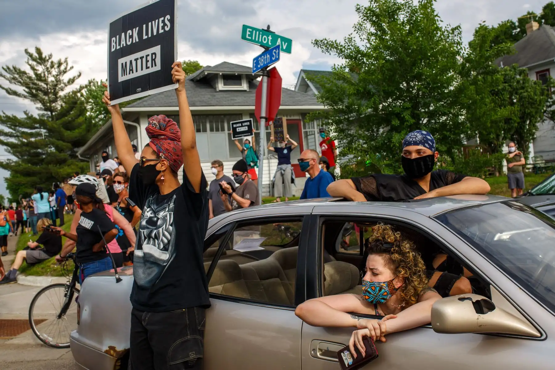 Las personas sostienen carteles y protestan después de que un oficial del Departamento de Policía de Minneapolis supuestamente mató a George Floyd, Minnesota, USA. Foto: AFP