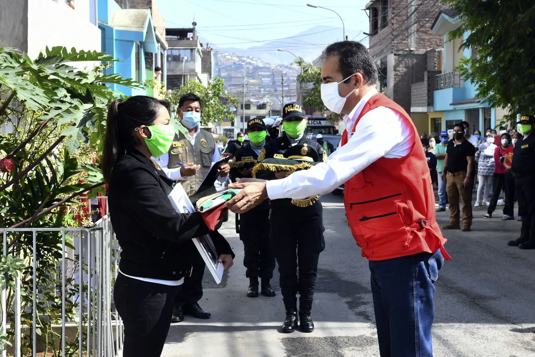 El ministro del Interior, Gastón Rodríguez, rinde homenaje póstumo a efectivo de la PNP, Limber Millones, quien falleció a causa del coronavirus covid-19. Foto: ANDINA/Ministerio del Interior