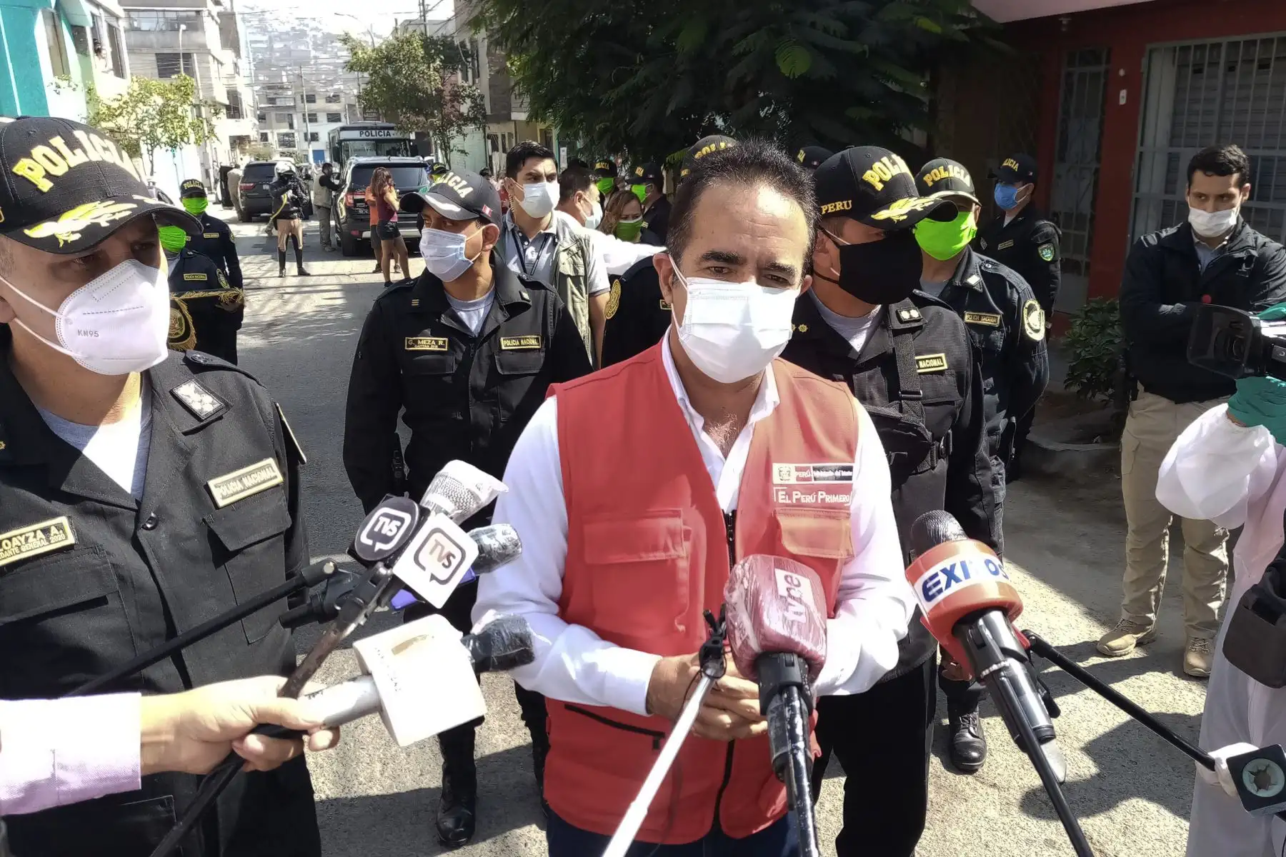 El ministro del Interior, Gastón Rodríguez, rinde homenaje póstumo a efectivo de la PNP, Limber Millones, quien falleció a causa del coronavirus covid-19. Foto: ANDINA/Ministerio del Interior