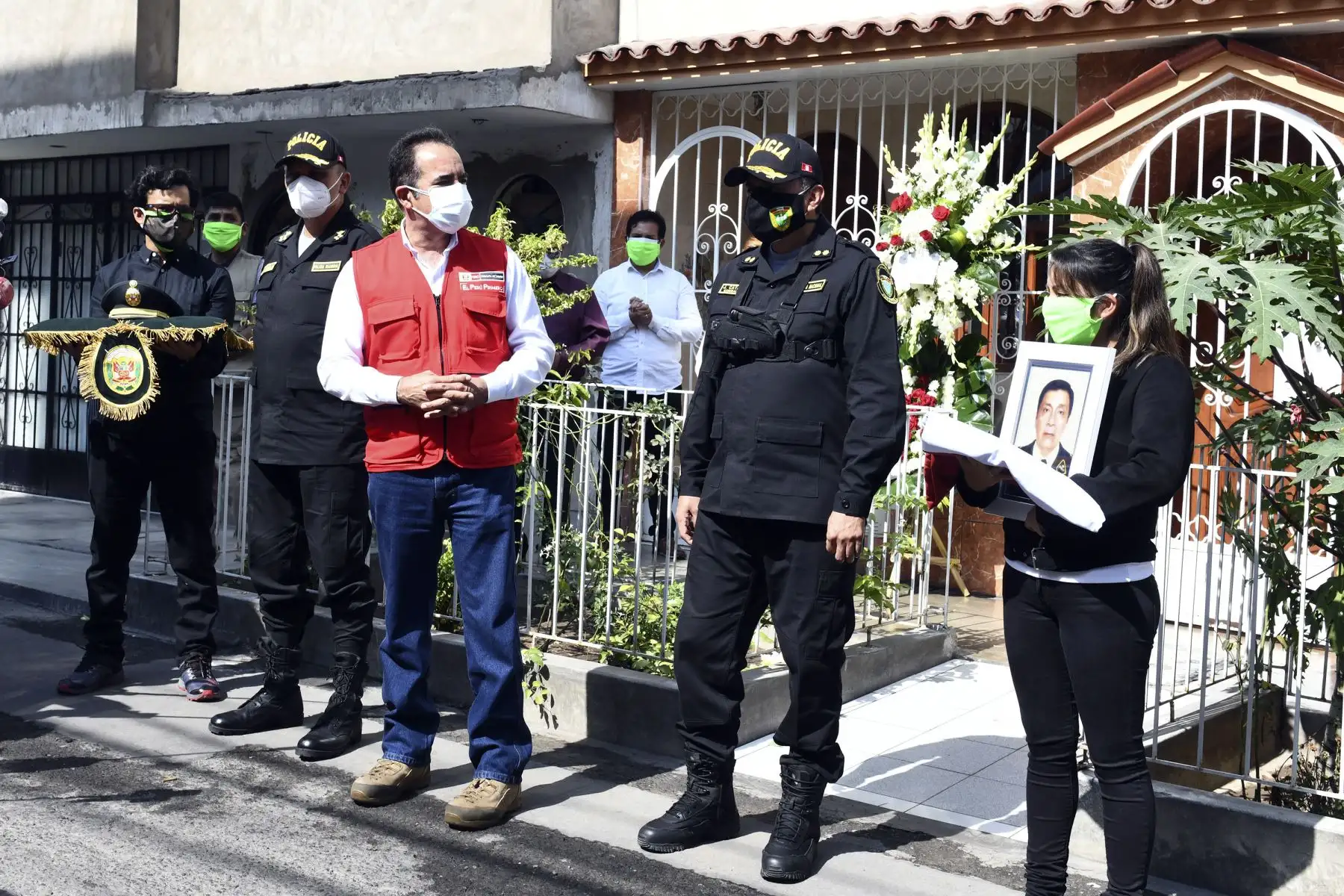 El ministro del Interior, Gastón Rodríguez, rinde homenaje póstumo a efectivo de la PNP, Limber Millones, quien falleció a causa del coronavirus covid-19. Foto: ANDINA/Ministerio del Interior
