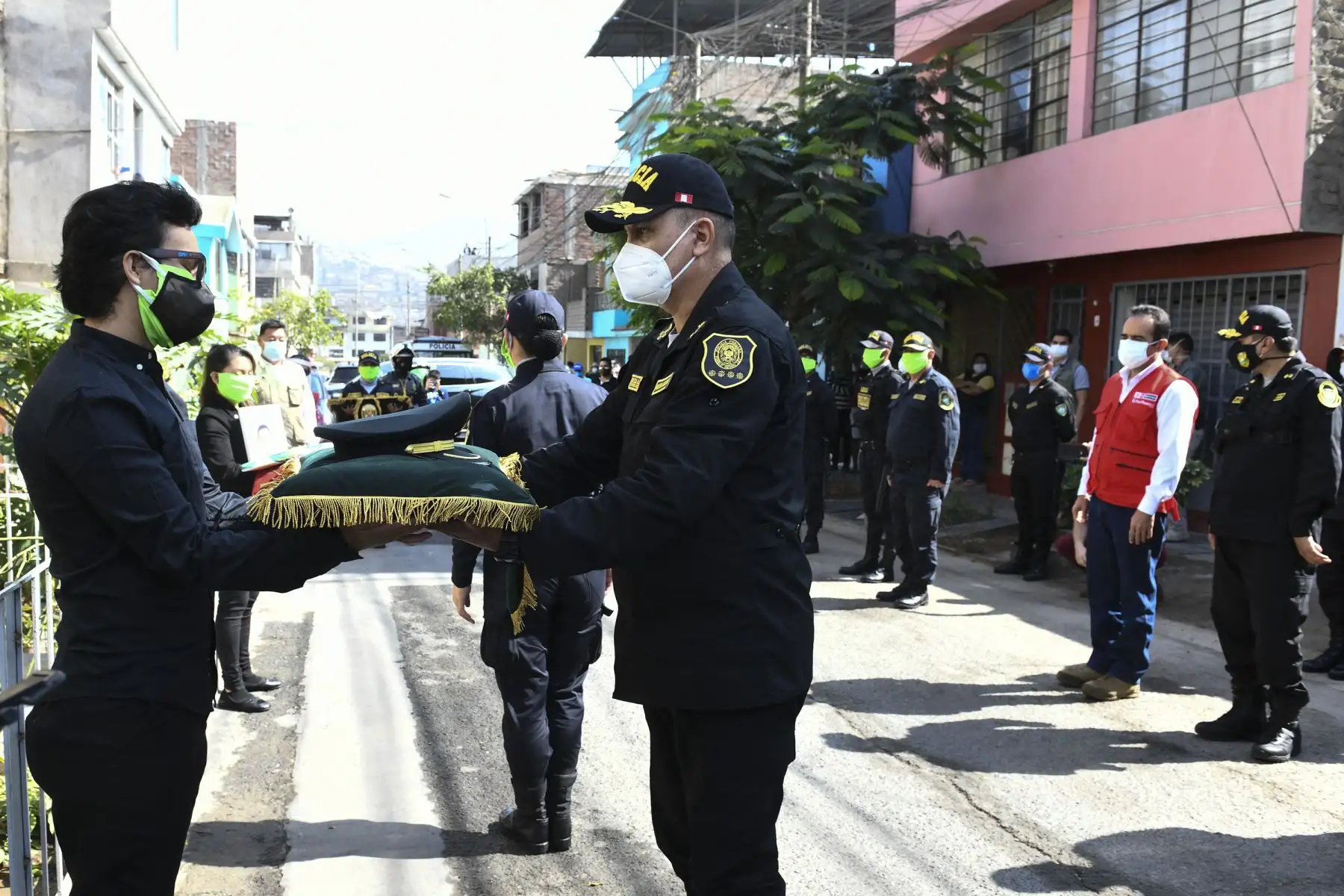 El ministro del Interior, Gastón Rodríguez, rinde homenaje póstumo a efectivo de la PNP, Limber Millones, quien falleció a causa del coronavirus covid-19. Foto: ANDINA/Ministerio del Interior