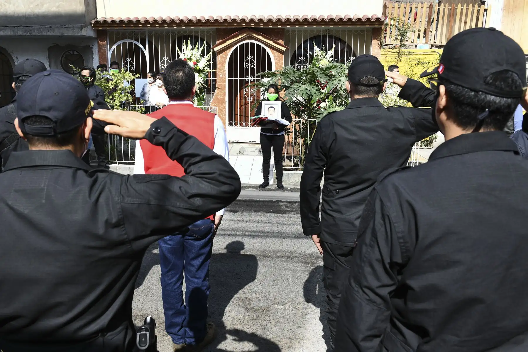 El ministro del Interior, Gastón Rodríguez, rinde homenaje póstumo a efectivo de la PNP, Limber Millones, quien falleció a causa del coronavirus covid-19. Foto: ANDINA/Ministerio del Interior